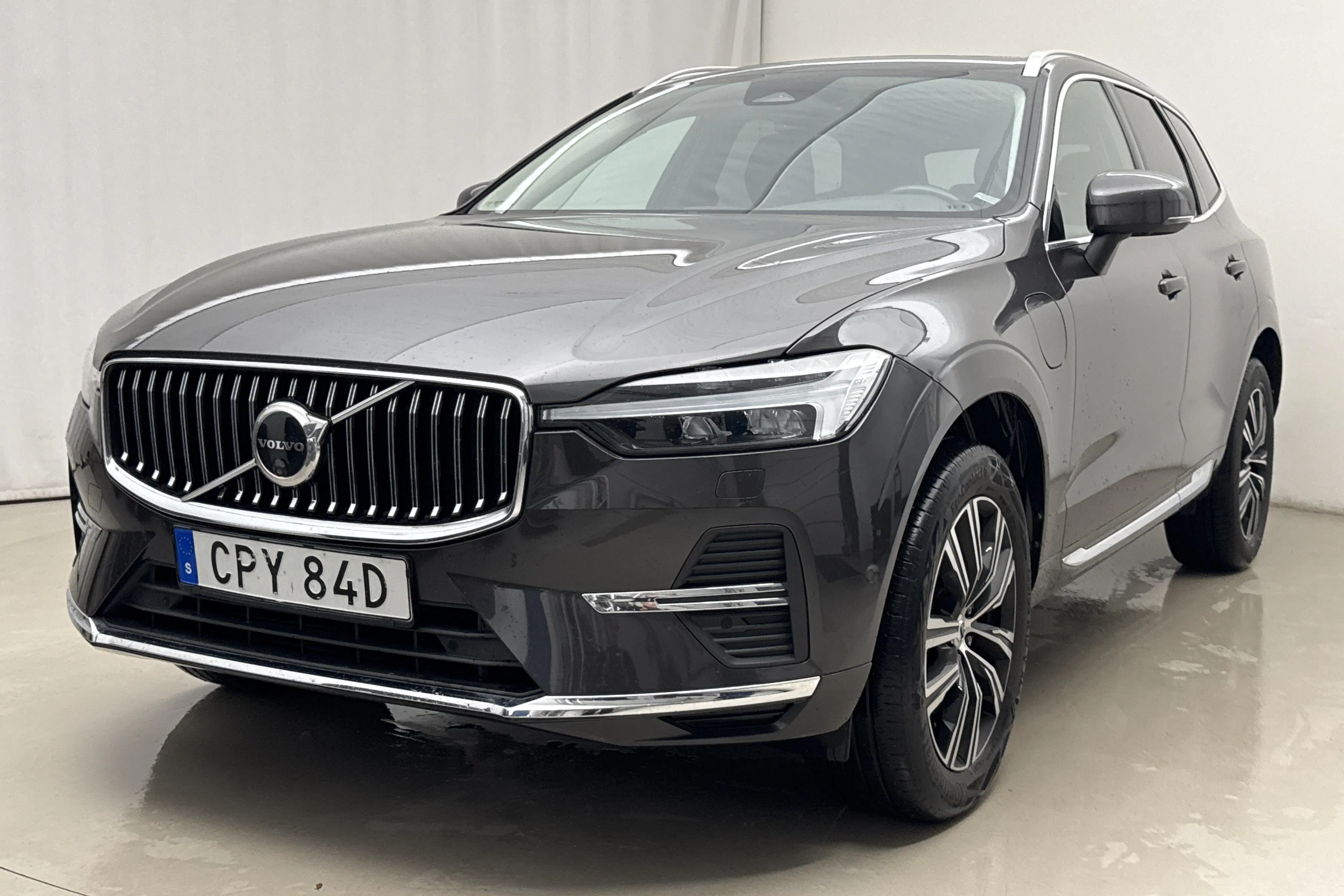 Presentationsfoto 1 av 27: Volvo XC60 T6 AWD Recharge (350hk) - 12 715 mil - Automat - grå - 2022