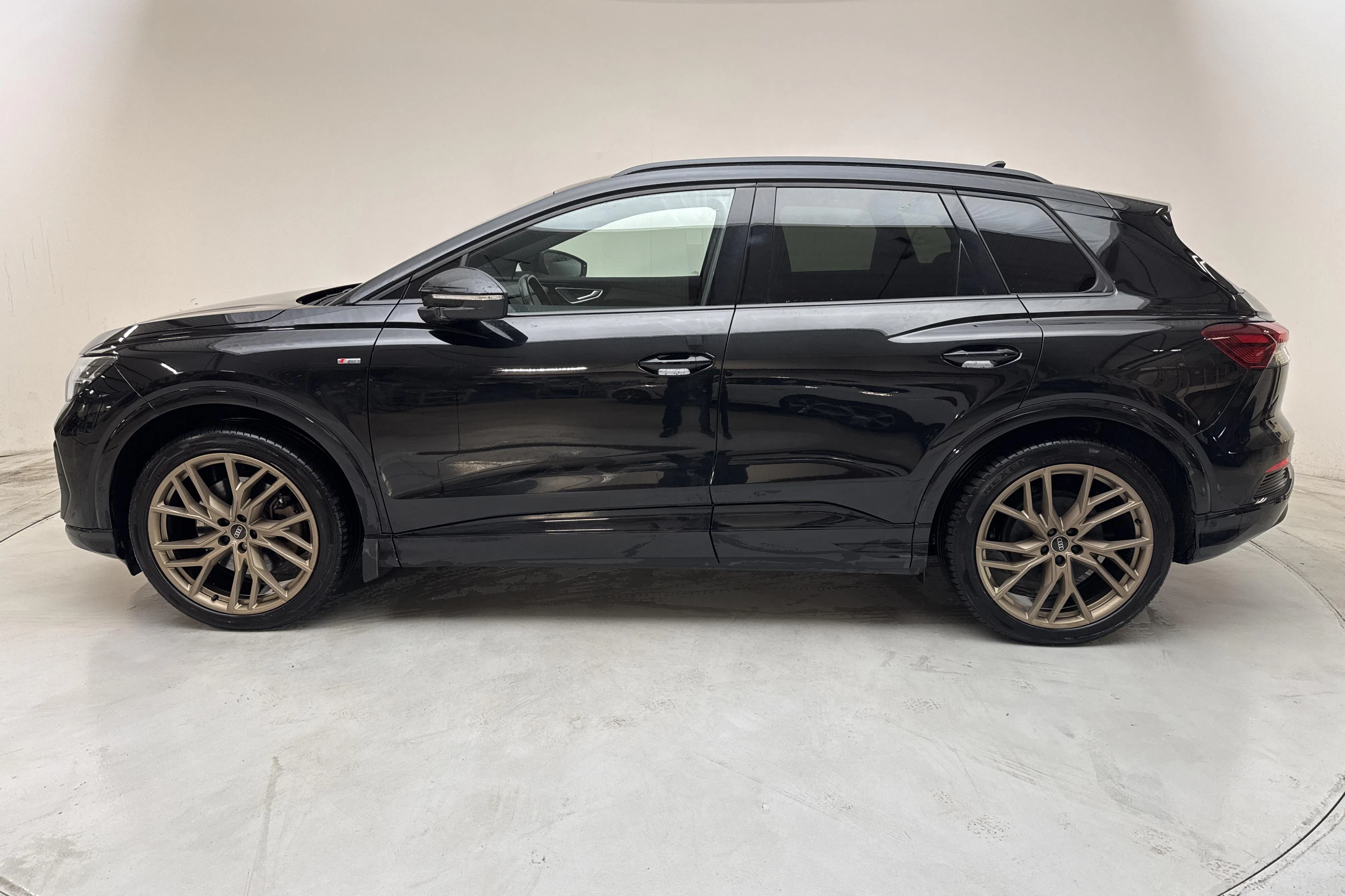Presentationsfoto 2 av 18: Audi Q4 55 e-tron quattro 82kWh (340hk) - 6 277 mil - Automat - svart - 2024