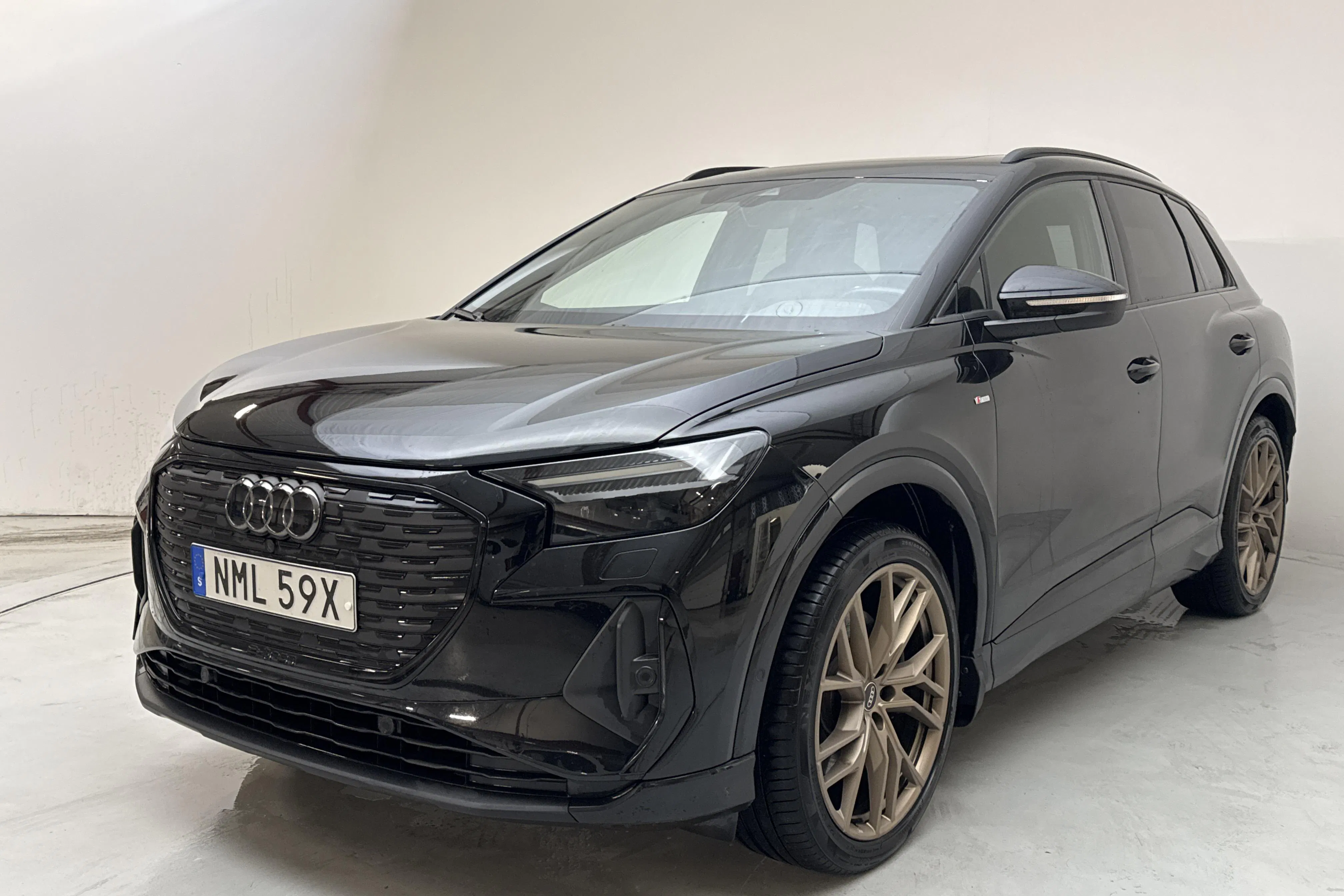 Presentationsfoto 1 av 18: Audi Q4 55 e-tron quattro 82kWh (340hk) - 6 277 mil - Automat - svart - 2024