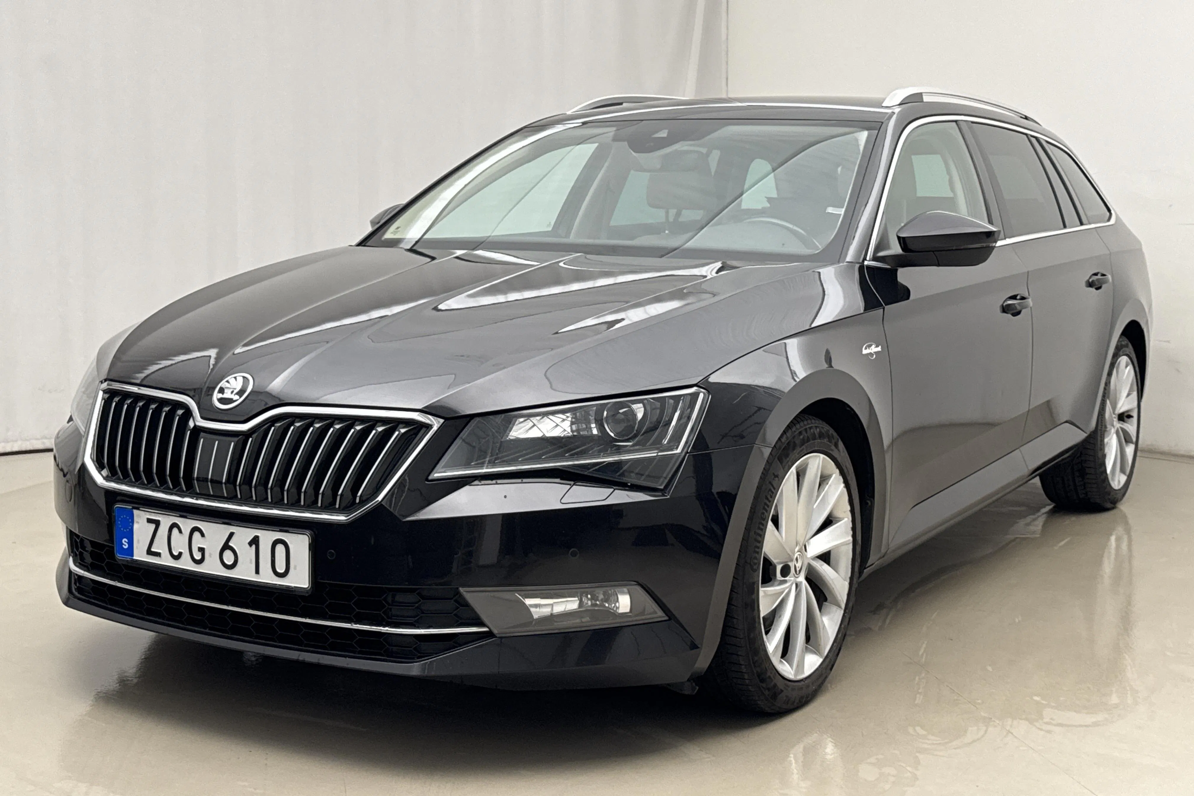 Presentationsfoto 1 av 24: Skoda Superb 2.0 TDI 4x4 Kombi (190hk) - 16 719 mil - Automat - svart - 2018
