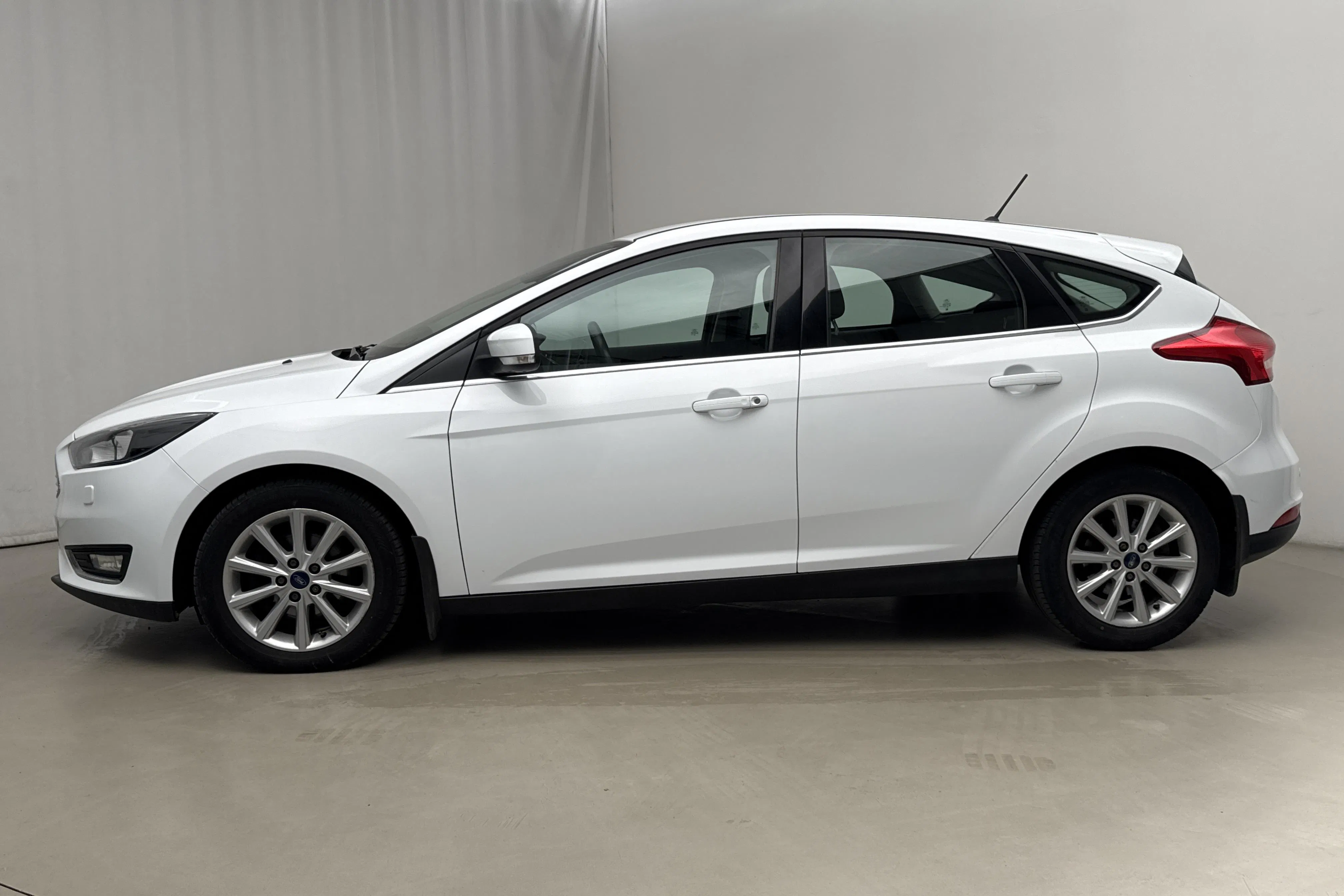 Presentationsfoto 2 av 17: Ford Focus 1.0 EcoBoost 5dr (125hk) - 7 268 mil - Automat - vit - 2018