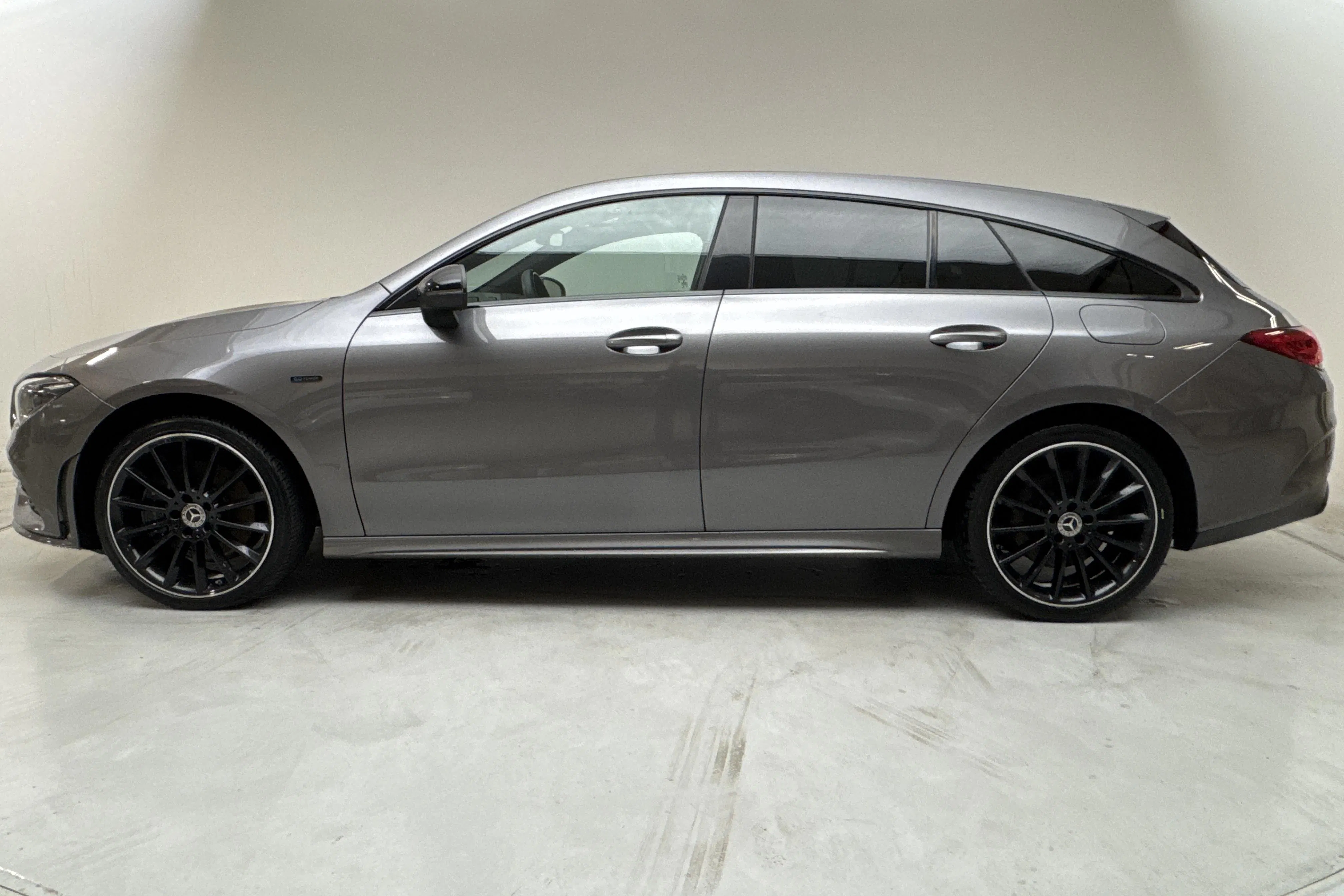 Presentation photo 2 of 16: Mercedes CLA 250 e Shooting Brake X118 (218hk) - 155 510 km - Automatic - dark grey - 2021