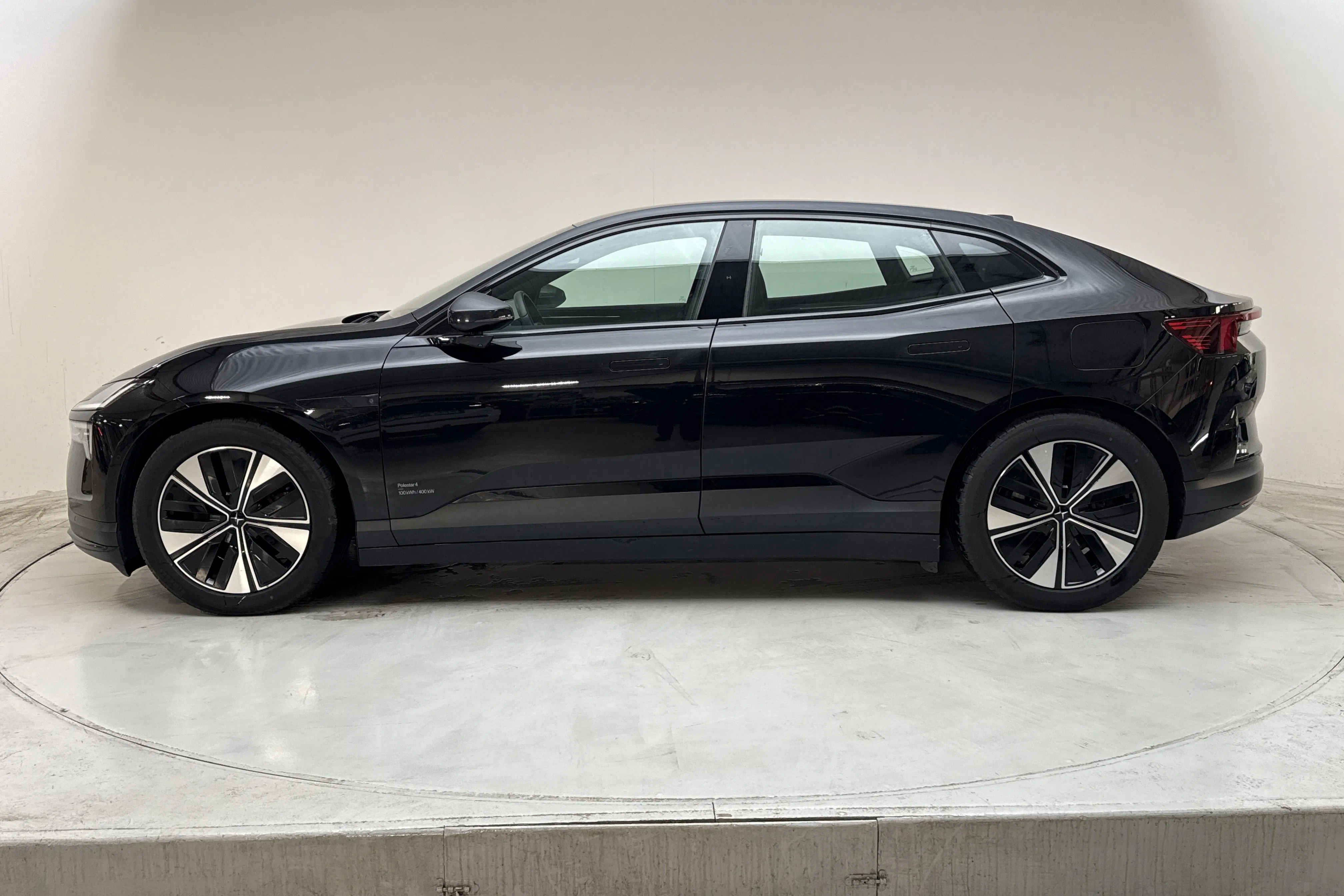 Presentationsfoto 2 av 21: Polestar 4 Long range Dual motor (544hk) - 10 567 mil - Automat - svart - 2025