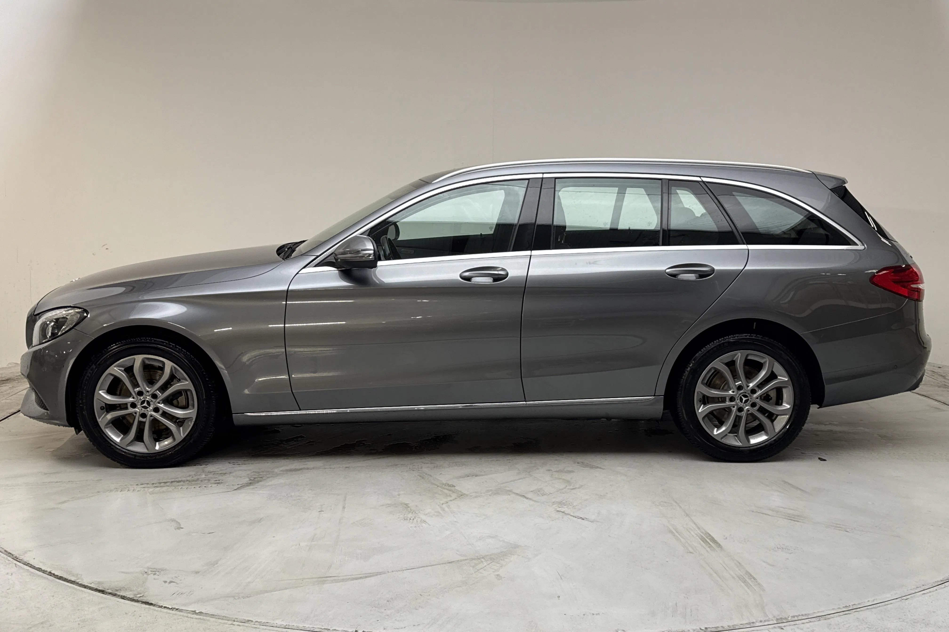 Presentationsfoto 2 av 12: Mercedes C 220 d 4MATIC Kombi S205 (170hk) - 26 039 mil - Automat - grå - 2018