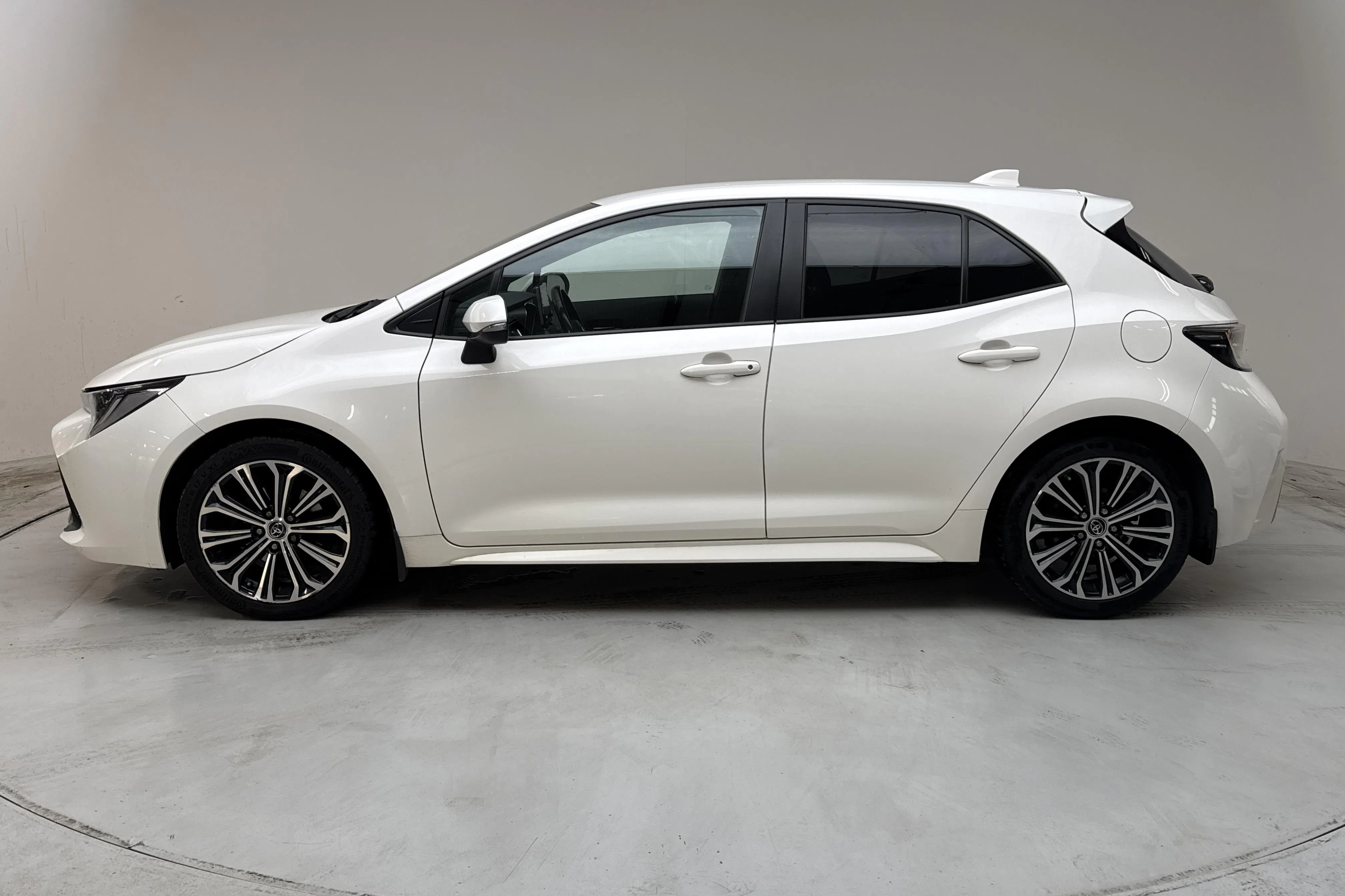Presentationsfoto 2 av 13: Toyota Corolla 1.2 5dr (116hk) - 14 644 mil - Manuell - vit - 2019