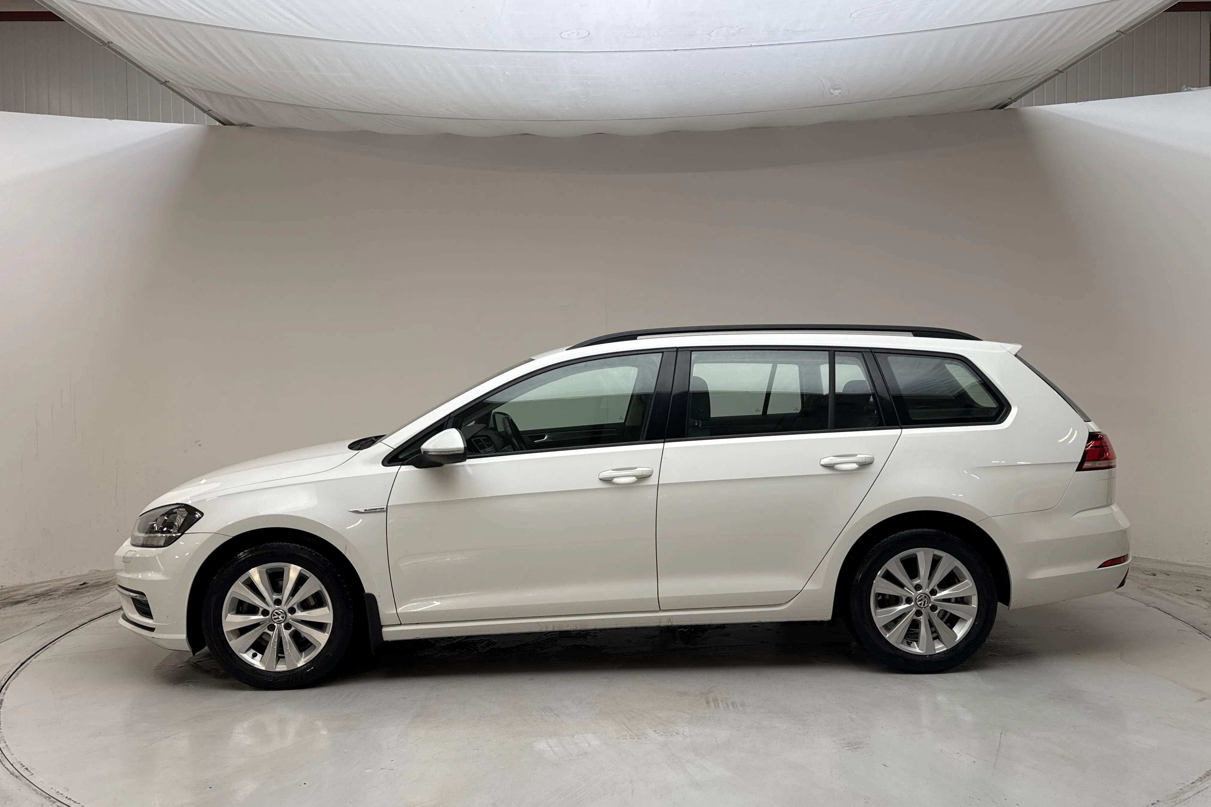 Presentationsfoto 2 av 12: VW Golf VII 1.4 TGI BlueMotion Sportscombi (110hk) - 4 518 mil - Manuell - vit - 2018
