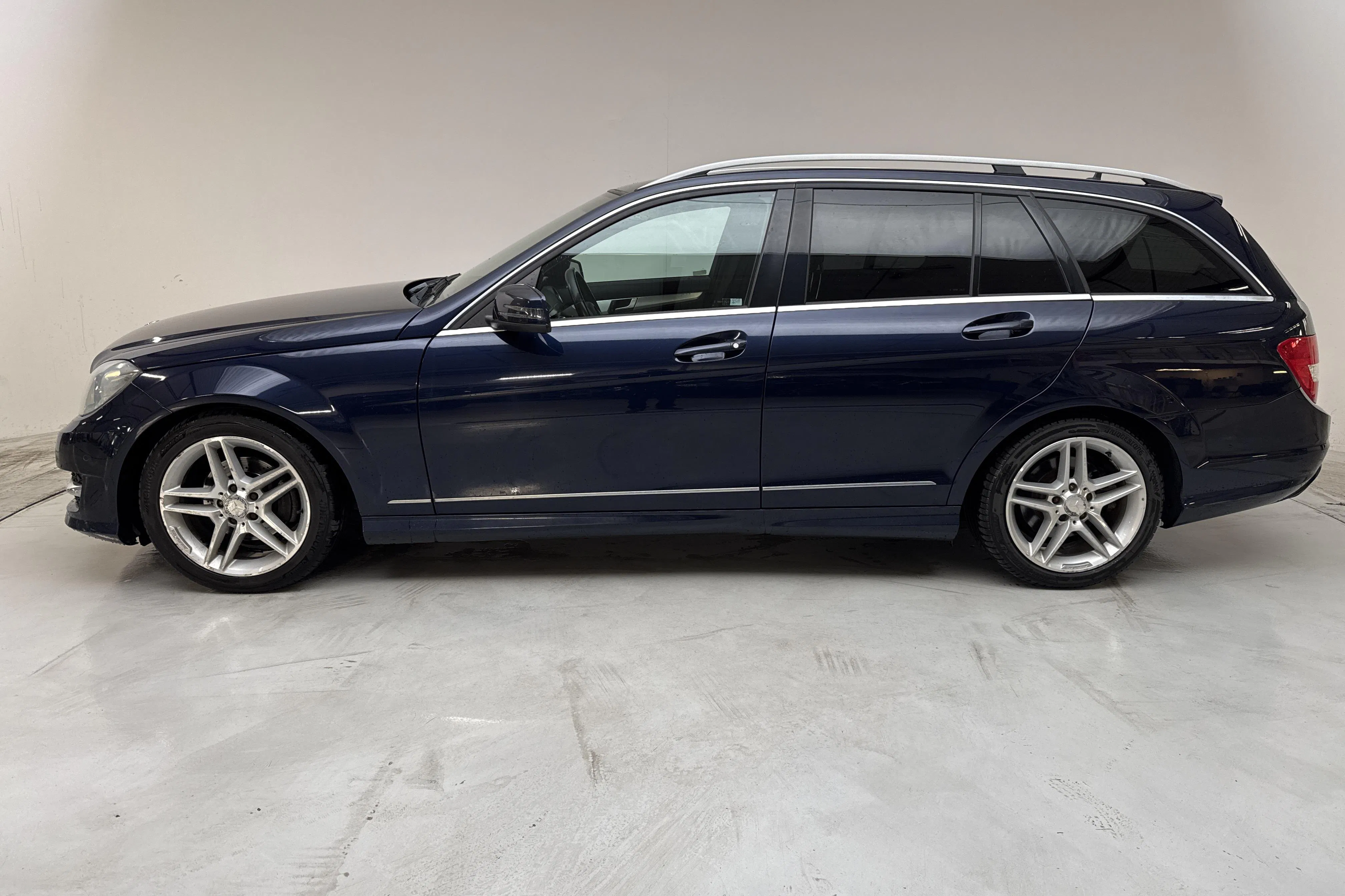 Presentationsfoto 2 av 14: Mercedes C 200 CDI Kombi S204 (136hk) - 13 091 mil - Automat - Mörkblå - 2013