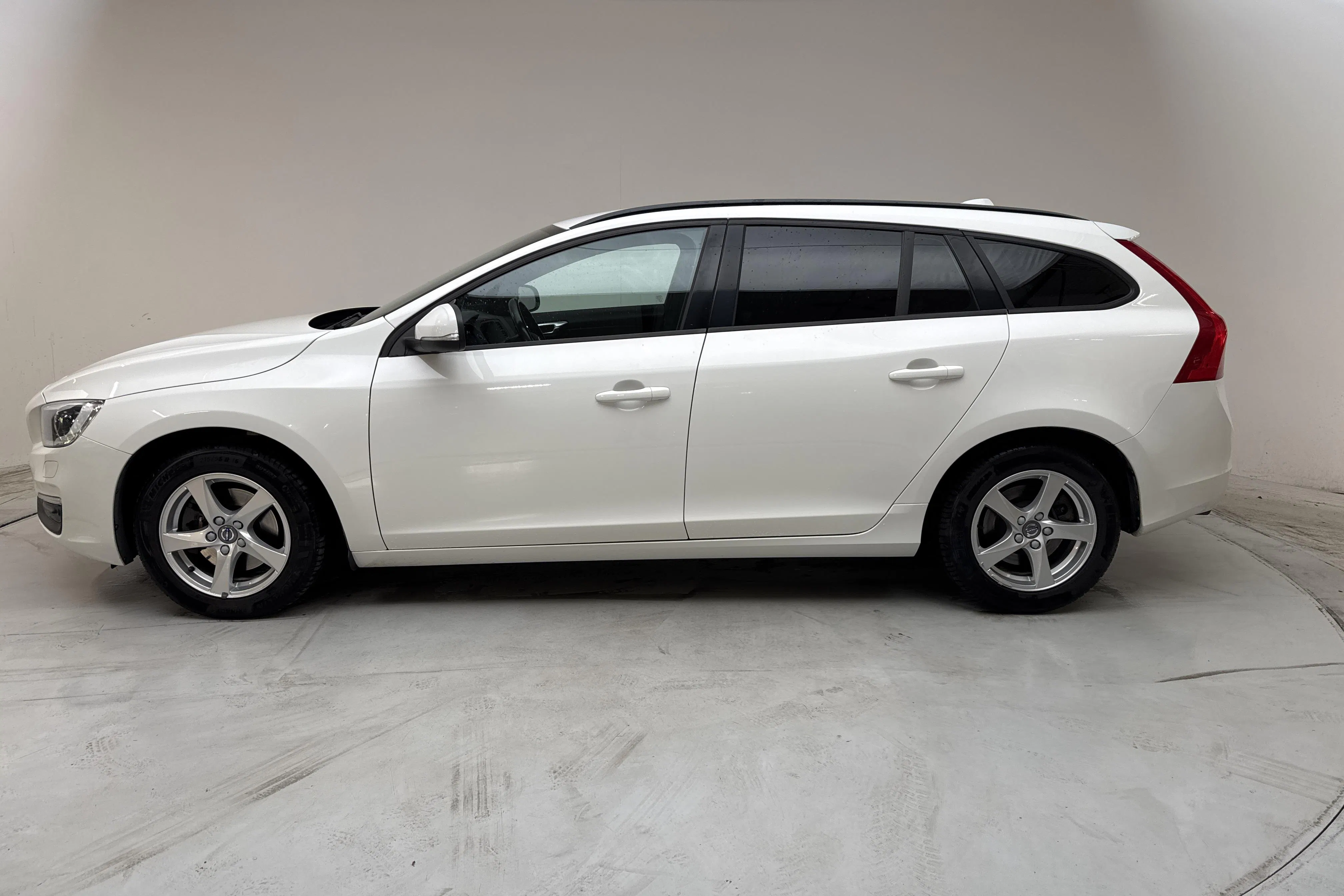 Presentationsfoto 2 av 14: Volvo V60 T3 (152hk) - 7 626 mil - Automat - vit - 2018