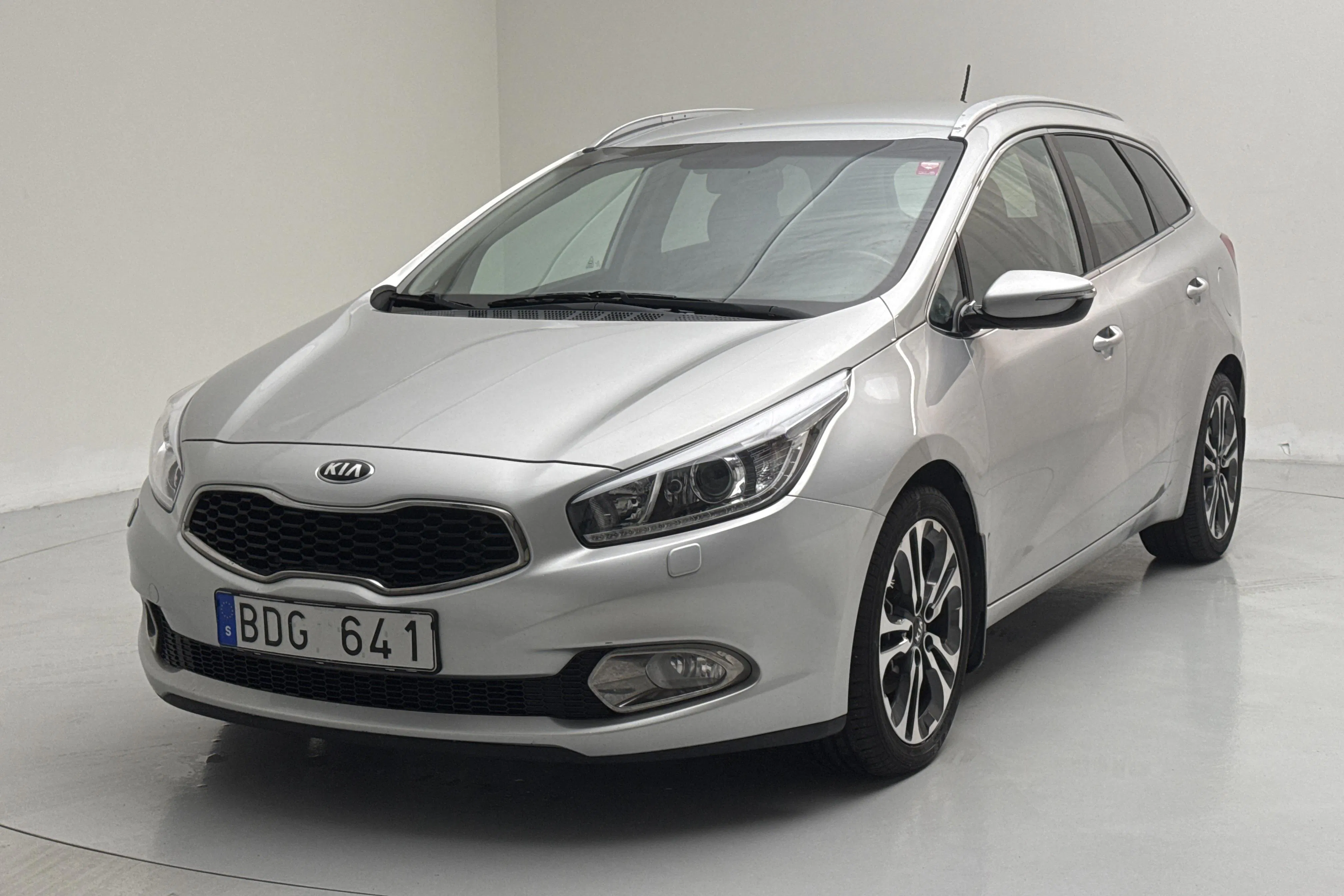 Presentationsfoto 1 av 12: KIA Cee'd 1.6 CRDi SW (128hk) - 15 971 mil - Automat - grå - 2013