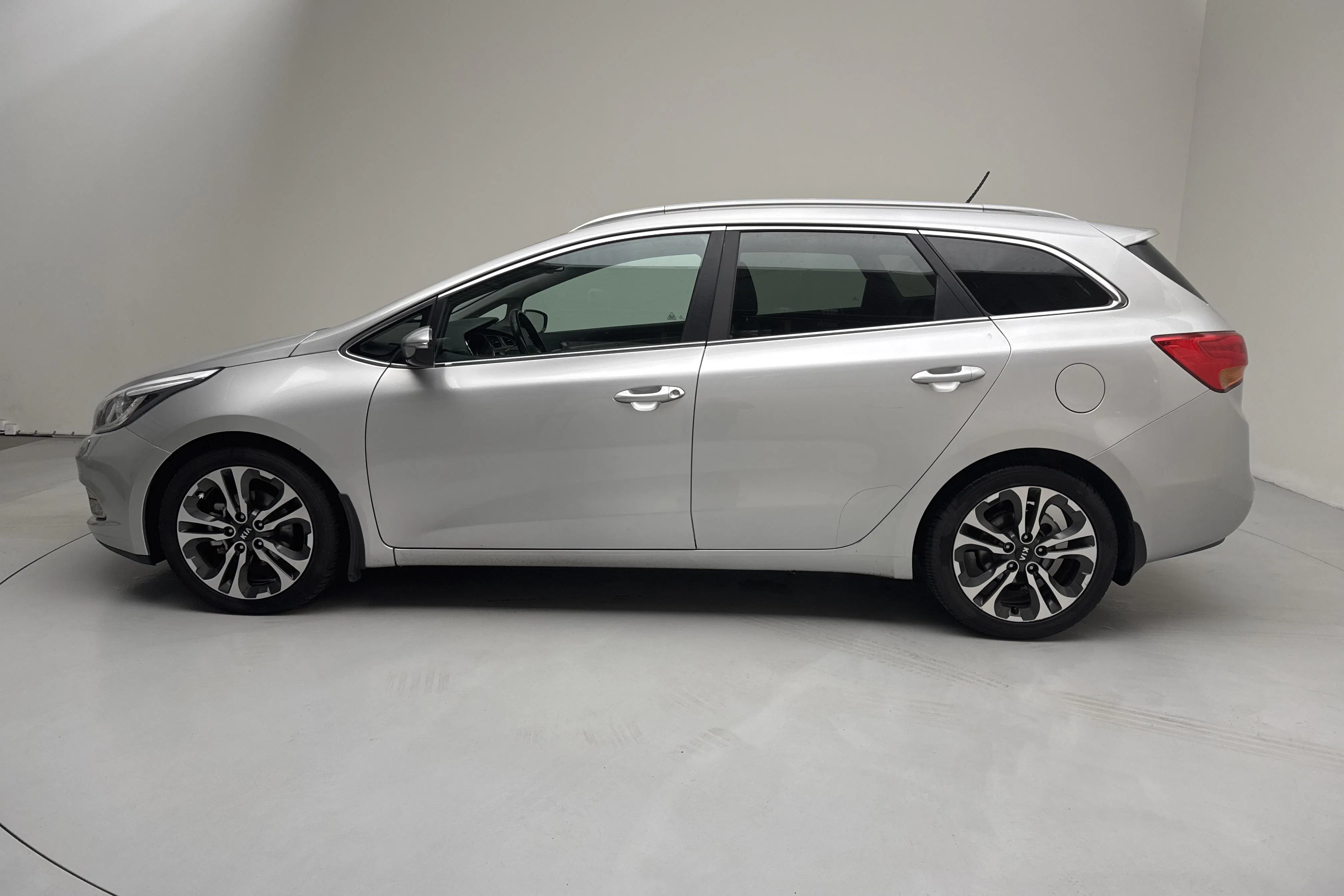 Presentationsfoto 2 av 12: KIA Cee'd 1.6 CRDi SW (128hk) - 15 971 mil - Automat - grå - 2013