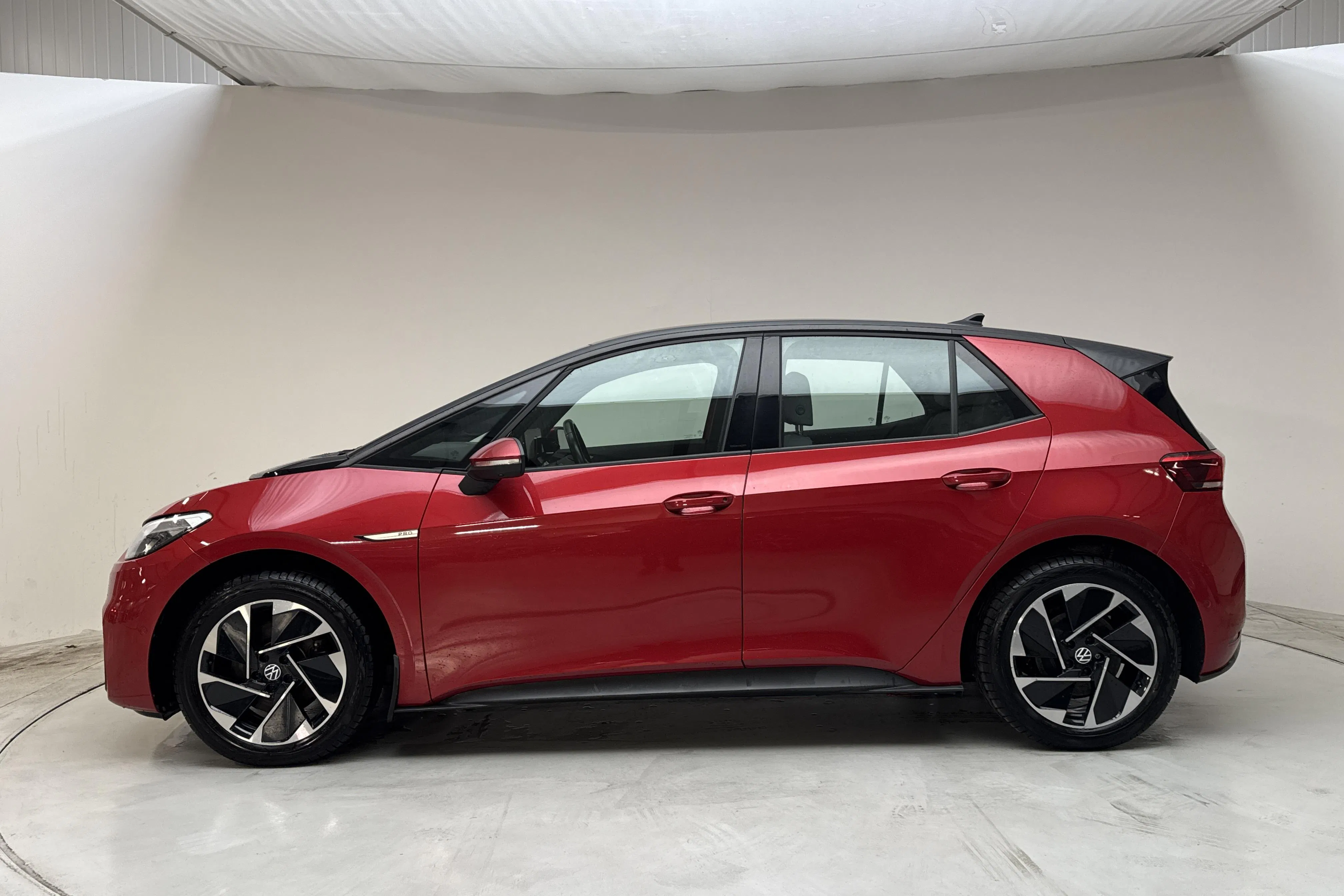 Presentationsfoto 2 av 16: VW ID.3 58kWh (204hk) - 7 455 mil - Automat - Mörkröd - 2023