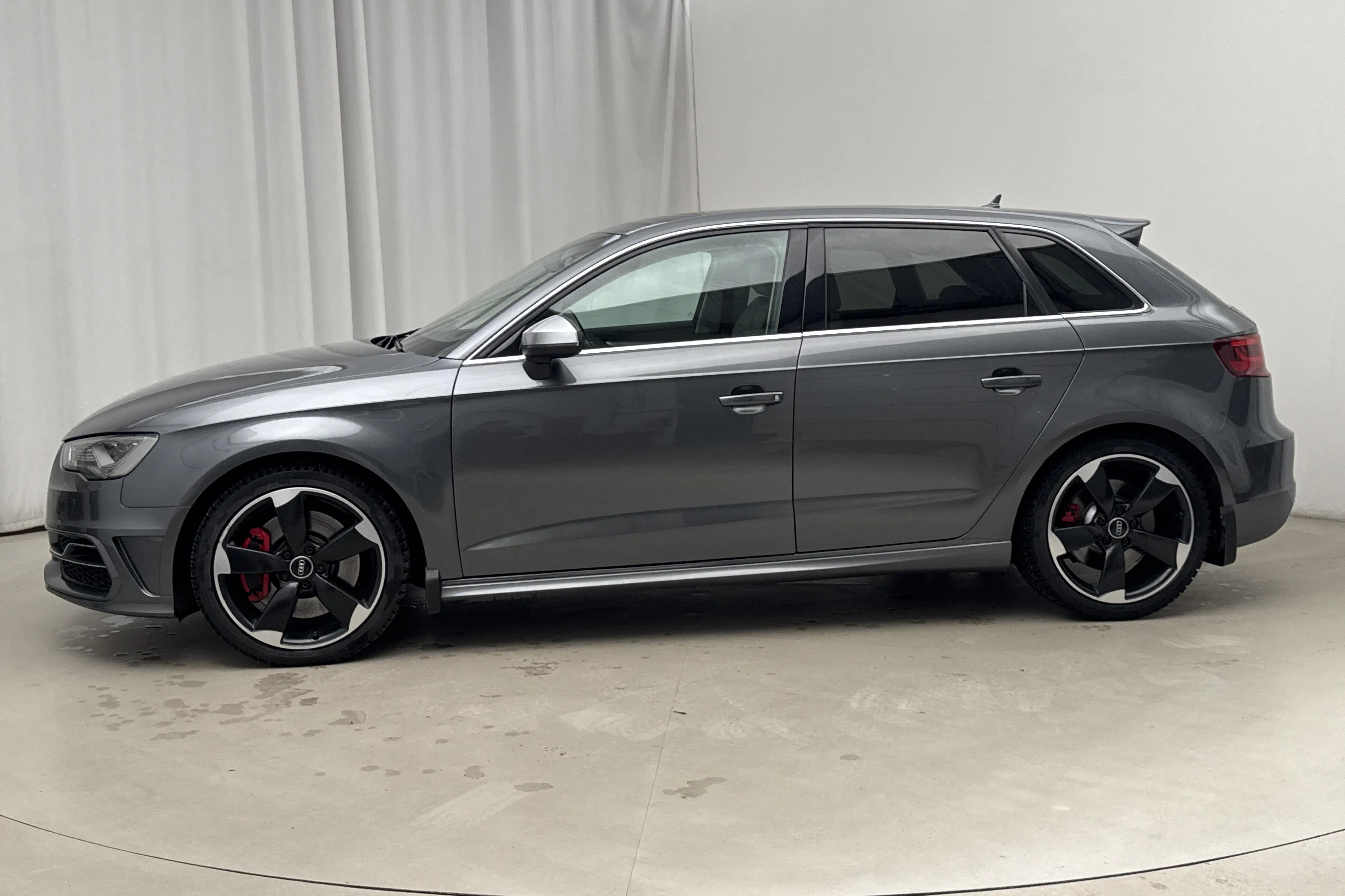 Presentationsfoto 2 av 17: Audi S3 2.0 TFSI Sportback quattro (300hk) - 11 930 mil - Automat - grå - 2016