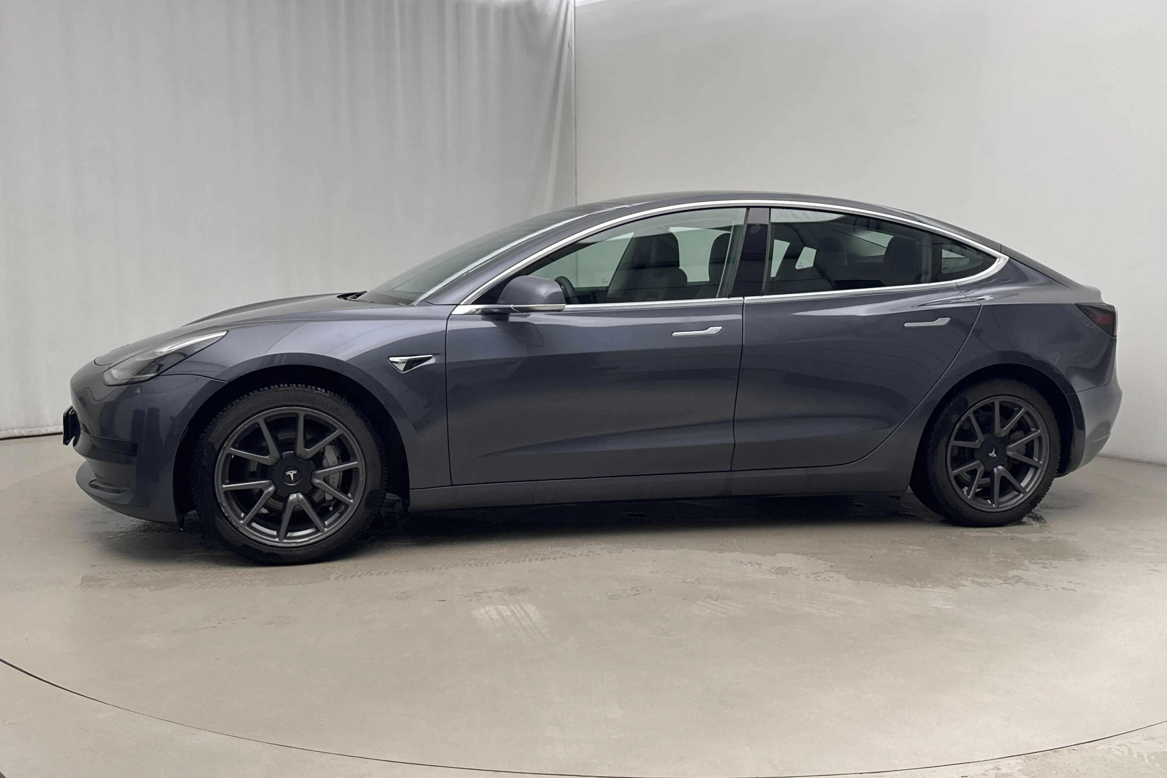 Presentationsfoto 2 av 24: Tesla Model 3 Standard Range Plus RWD - 15 510 mil - Automat - grå - 2020