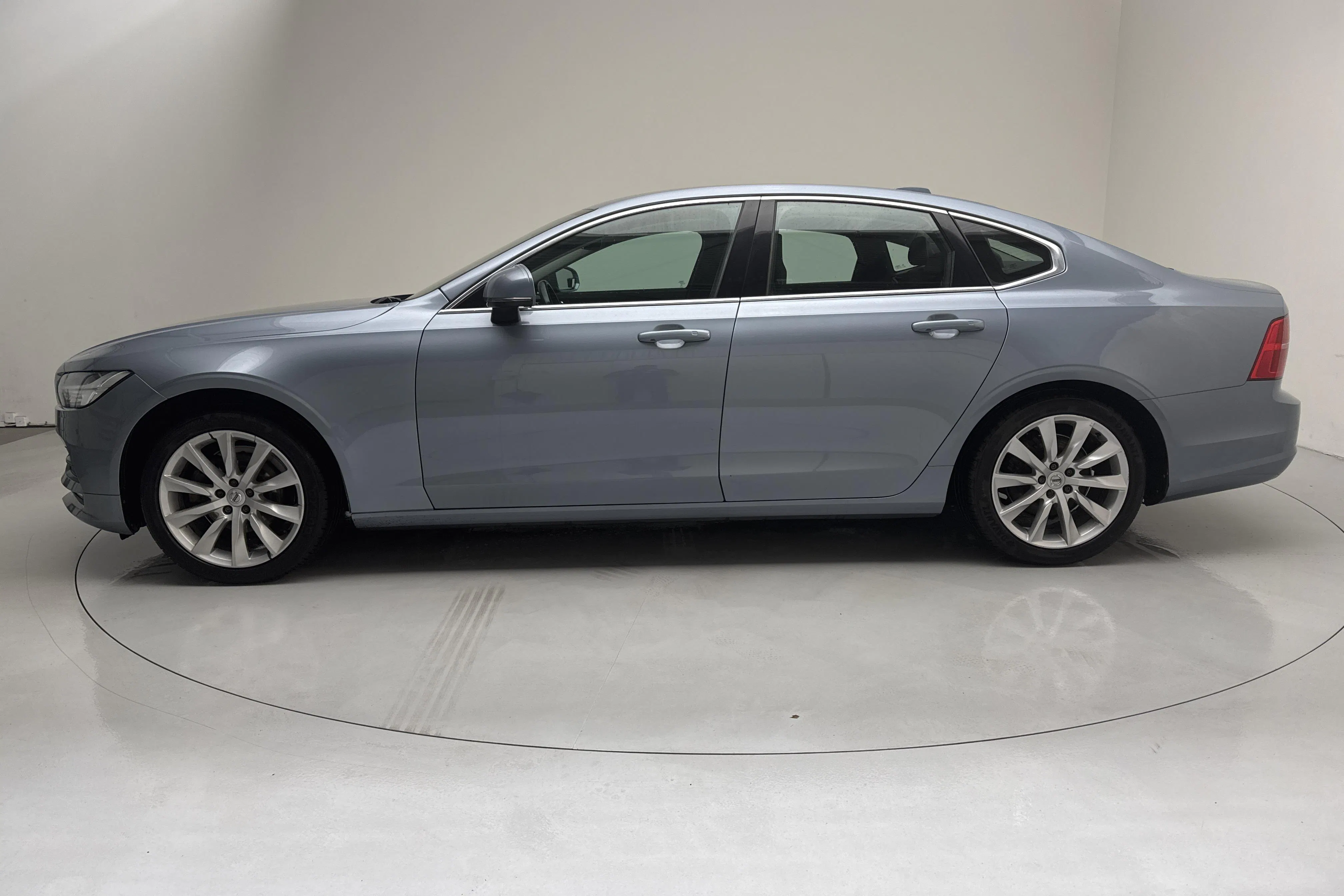 Presentationsfoto 2 av 14: Volvo S90 D3 (150hk) - 24 939 mil - Manuell - Ljusblå - 2018