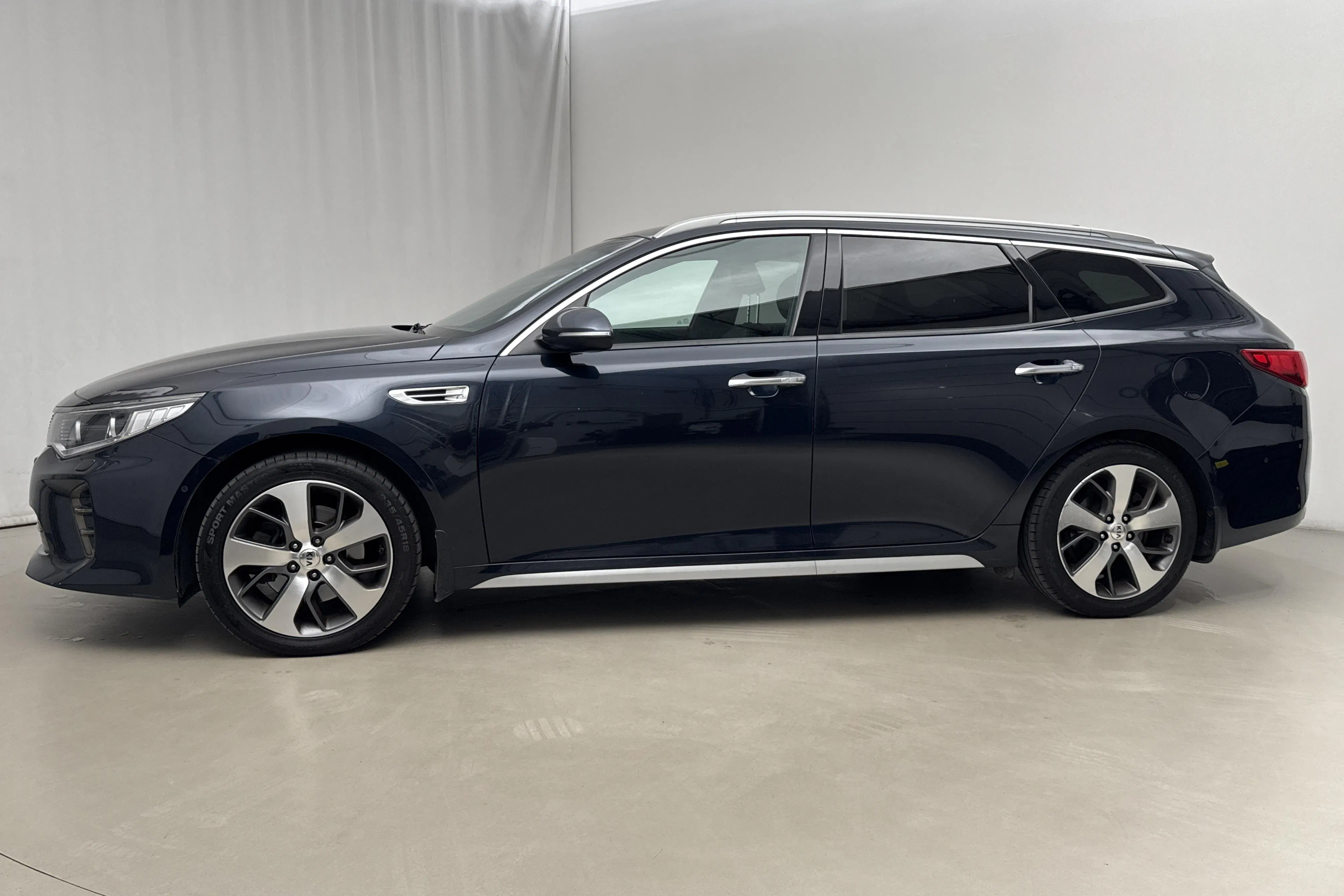 Presentationsfoto 2 av 23: KIA Optima 1.7 CRDi SW (141hk) - 15 607 mil - Automat - blå - 2018
