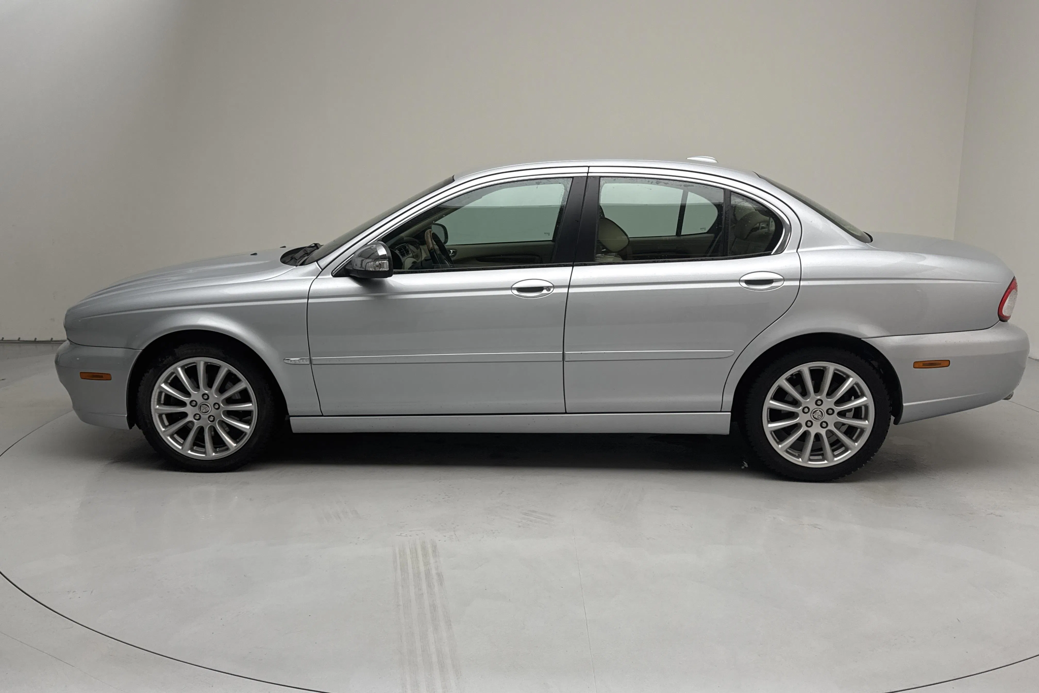 Presentationsfoto 2 av 10: Jaguar X-type 3.0 V6 (231hk) - 11 365 mil - Automat - silver - 2009