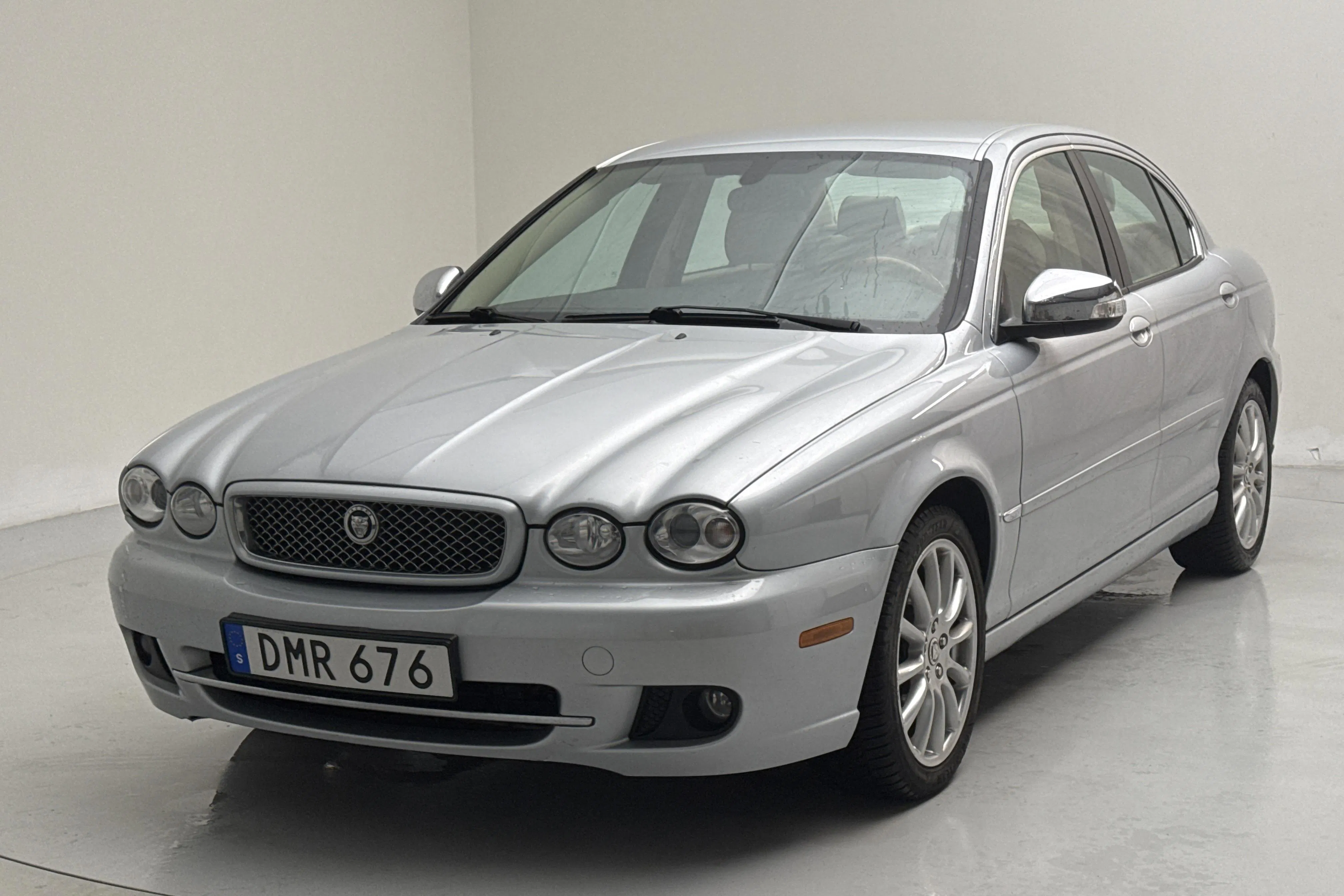 Presentationsfoto 1 av 10: Jaguar X-type 3.0 V6 (231hk) - 11 365 mil - Automat - silver - 2009