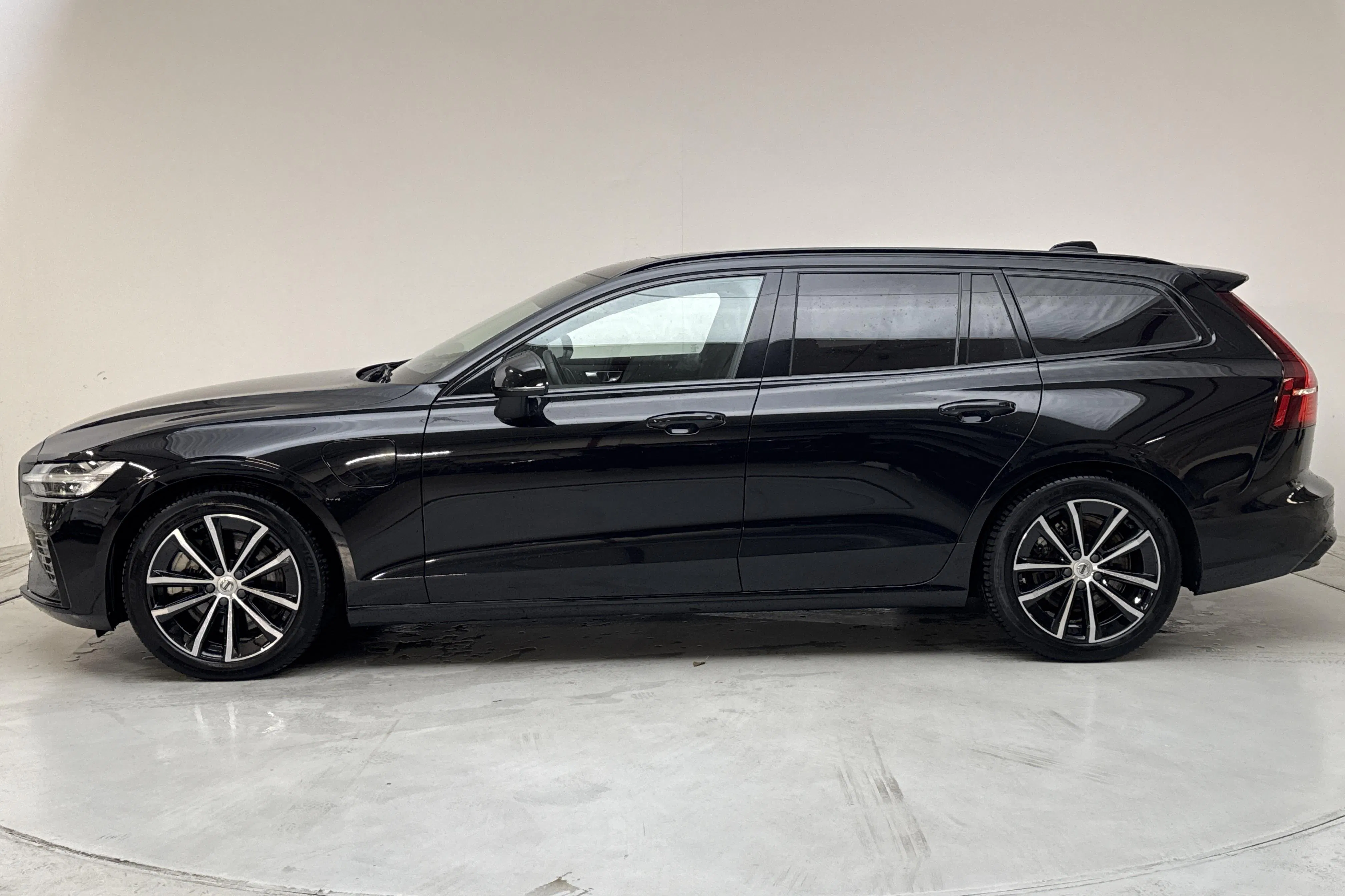 Presentationsfoto 2 av 17: Volvo V60 T6 AWD Recharge (350hk) - 7 944 mil - Automat - svart - 2024