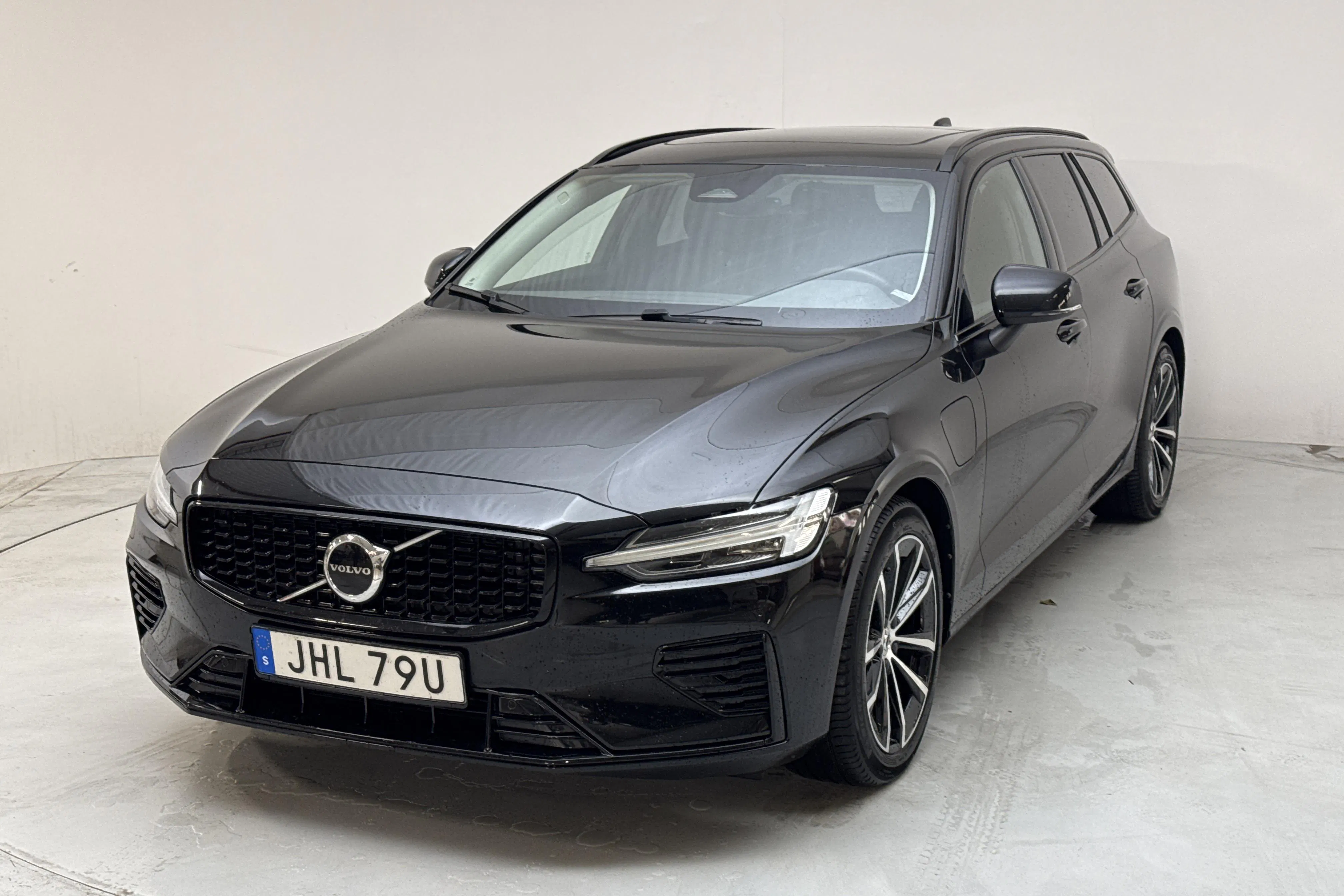 Presentationsfoto 1 av 17: Volvo V60 T6 AWD Recharge (350hk) - 7 944 mil - Automat - svart - 2024