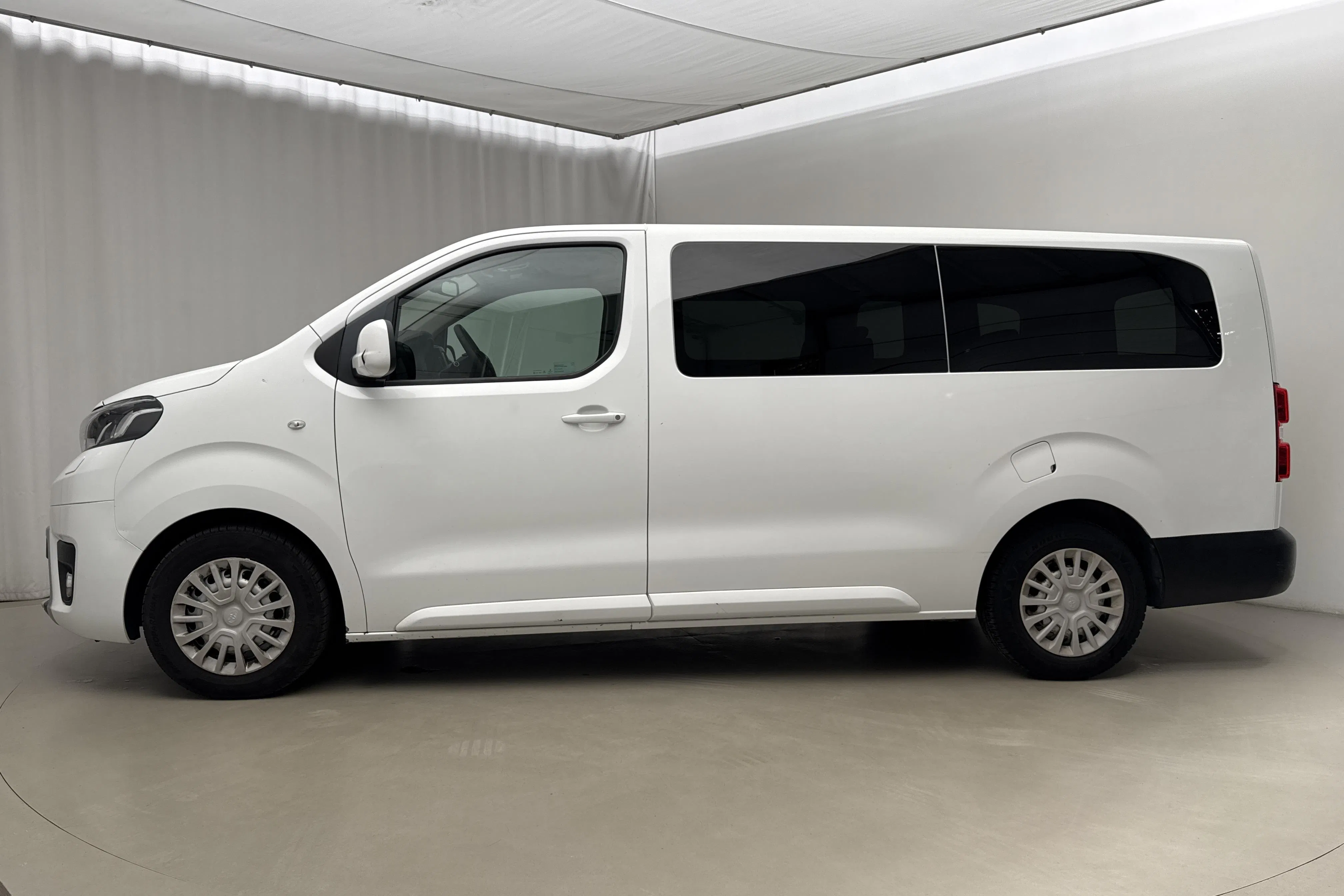 Presentationsfoto 2 av 15: Toyota PROACE Verso 1.5D (120hk) - 18 764 mil - Manuell - vit - 2019