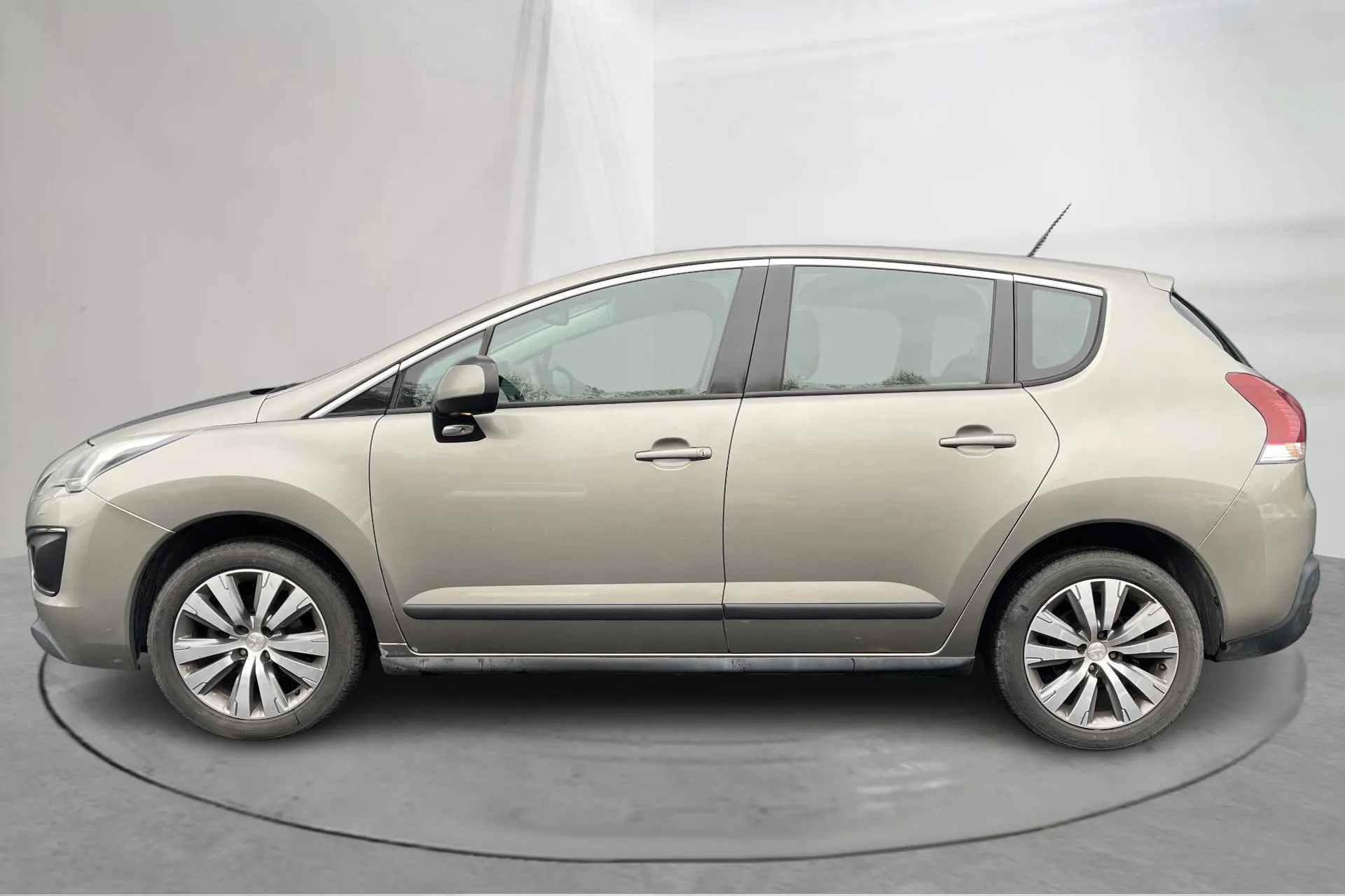 Presentationsfoto 2 av 14: Peugeot 3008 1.6 HDi (114hk) - 22 918 mil - Manuell - Ljusgrå - 2014