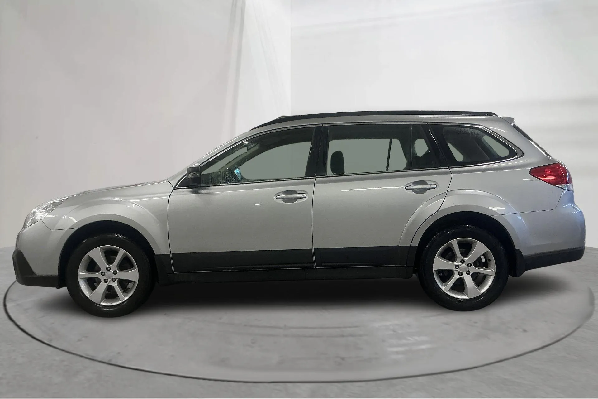 Presentationsfoto 2 av 19: Subaru Outback 2.5i (173hk) - 22 860 mil - Automat - silver - 2013