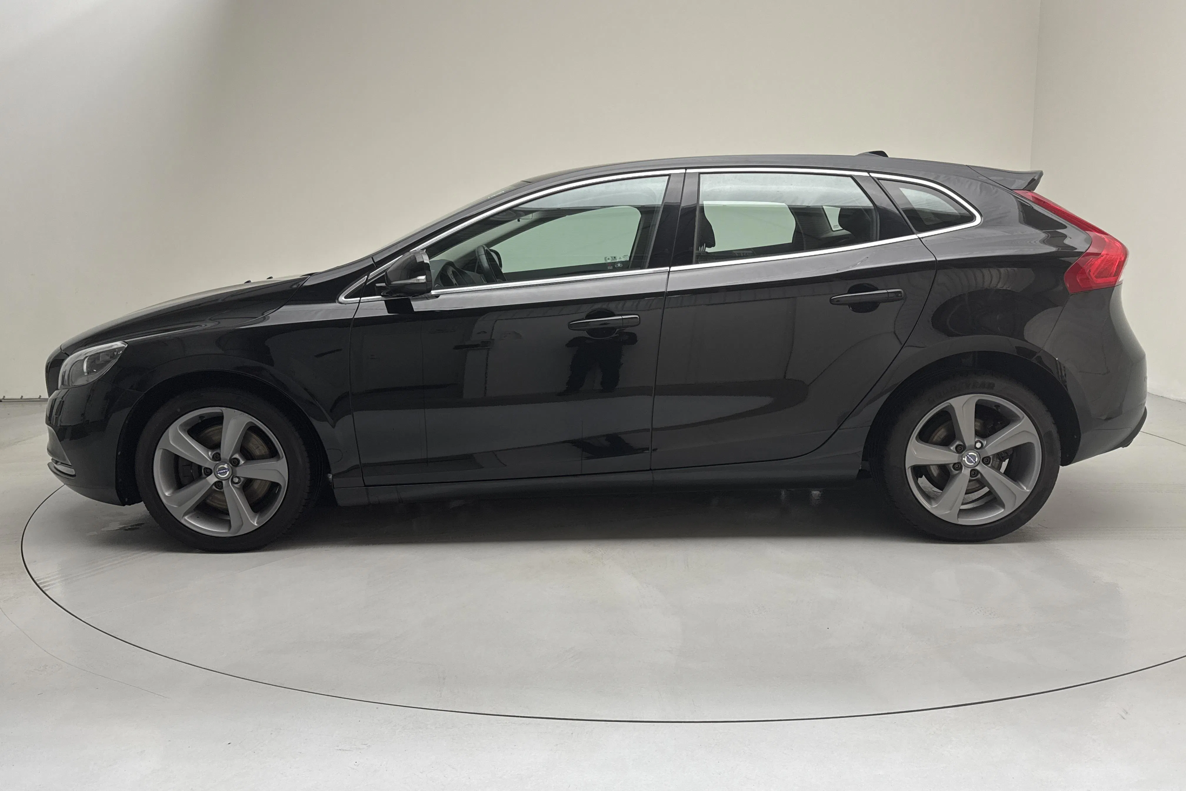 Presentationsfoto 2 av 14: Volvo V40 D4 (177hk) - 14 256 mil - Manuell - svart - 2013
