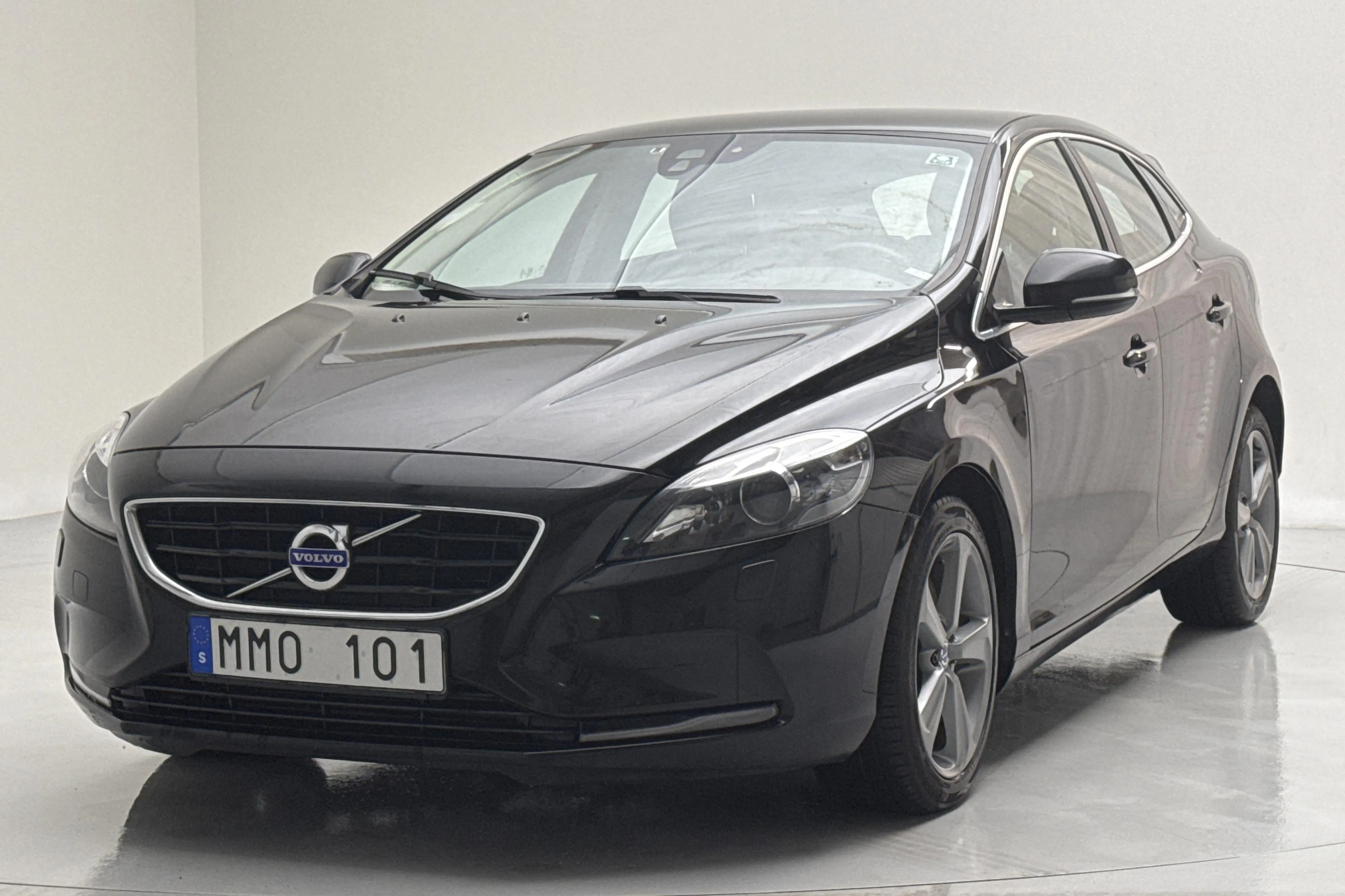 Presentationsfoto 1 av 14: Volvo V40 D4 (177hk) - 14 256 mil - Manuell - svart - 2013