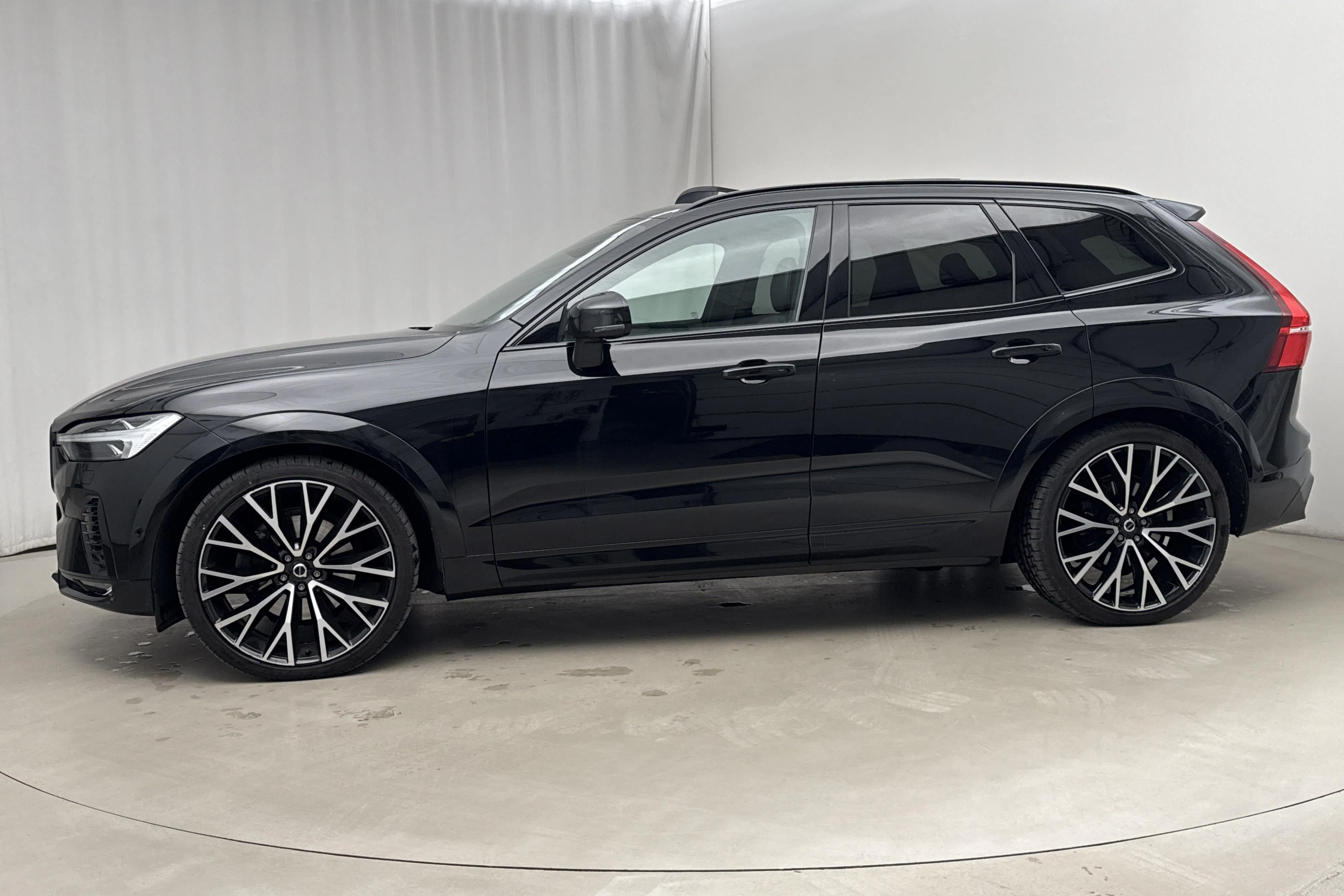 Presentationsfoto 2 av 27: Volvo XC60 B6 AWD Mildhybrid, Bensin (300hk) - 16 167 mil - Automat - svart - 2022