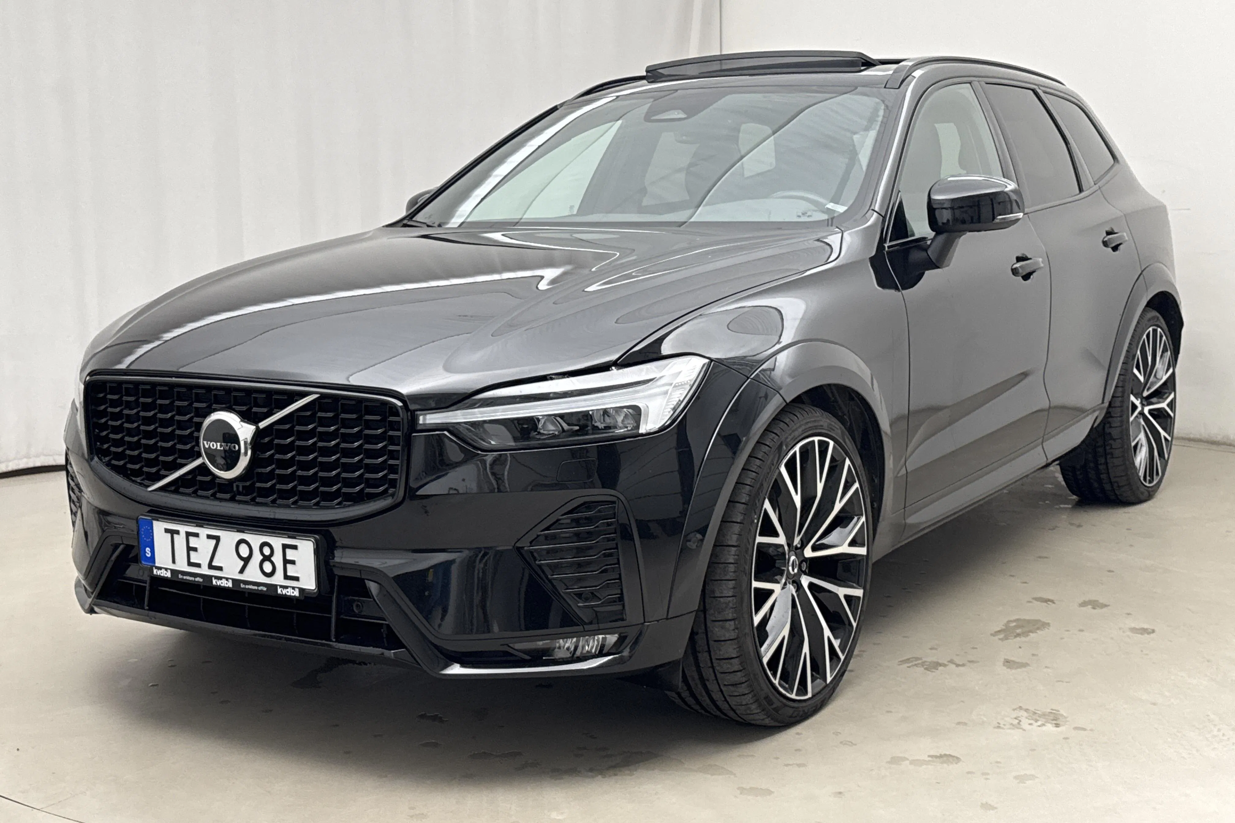 Presentationsfoto 1 av 27: Volvo XC60 B6 AWD Mildhybrid, Bensin (300hk) - 16 167 mil - Automat - svart - 2022