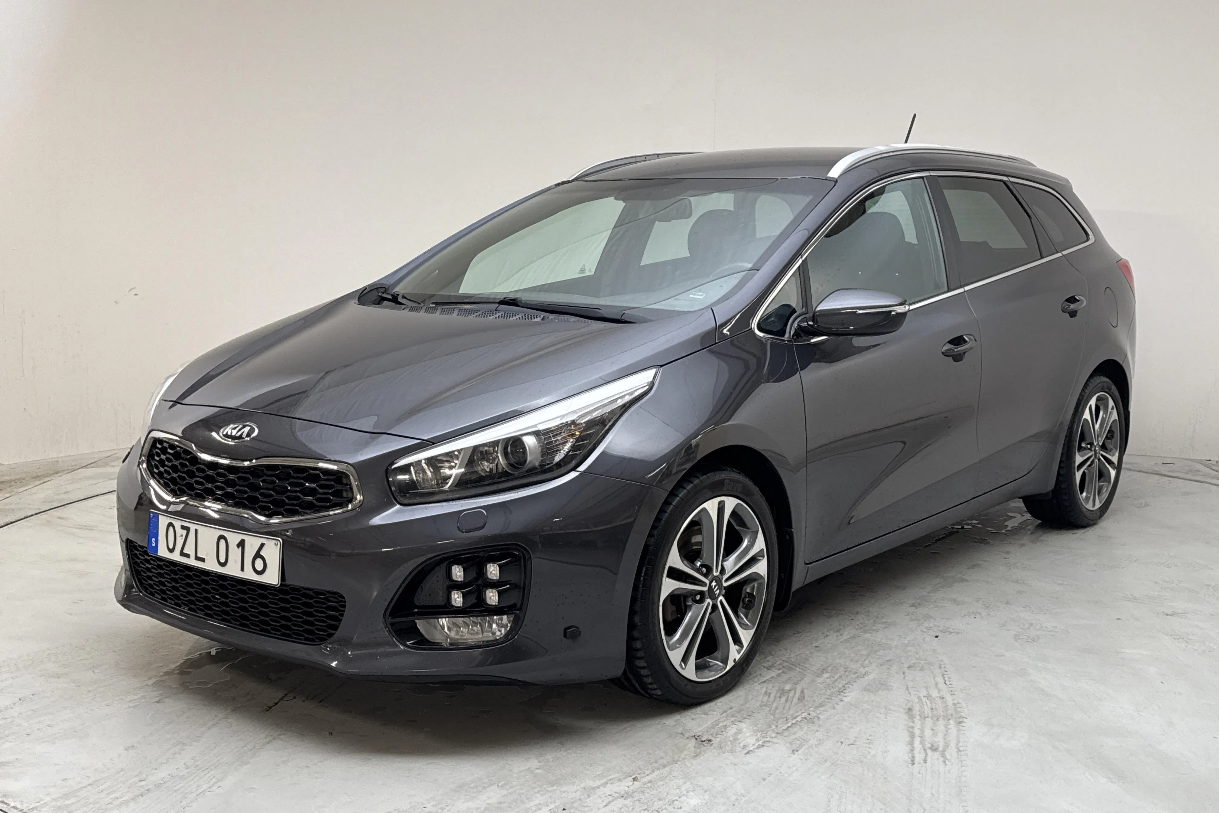 Presentation photo 1 of 14: KIA Cee'd 1.6 CRDi SW (136hk) - 121 500 km - Manual - gray - 2016