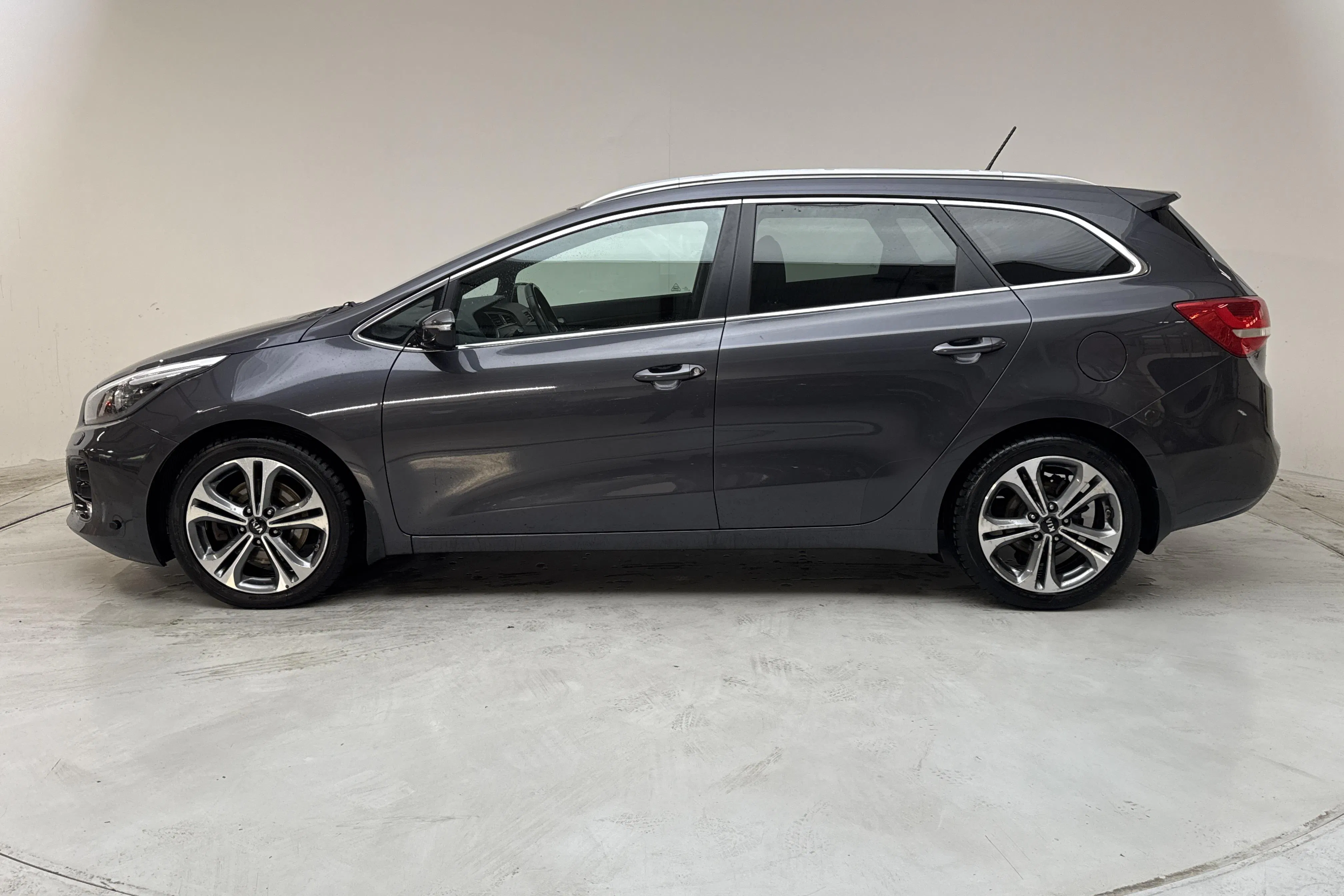 Presentation photo 2 of 14: KIA Cee'd 1.6 CRDi SW (136hk) - 121 500 km - Manual - gray - 2016
