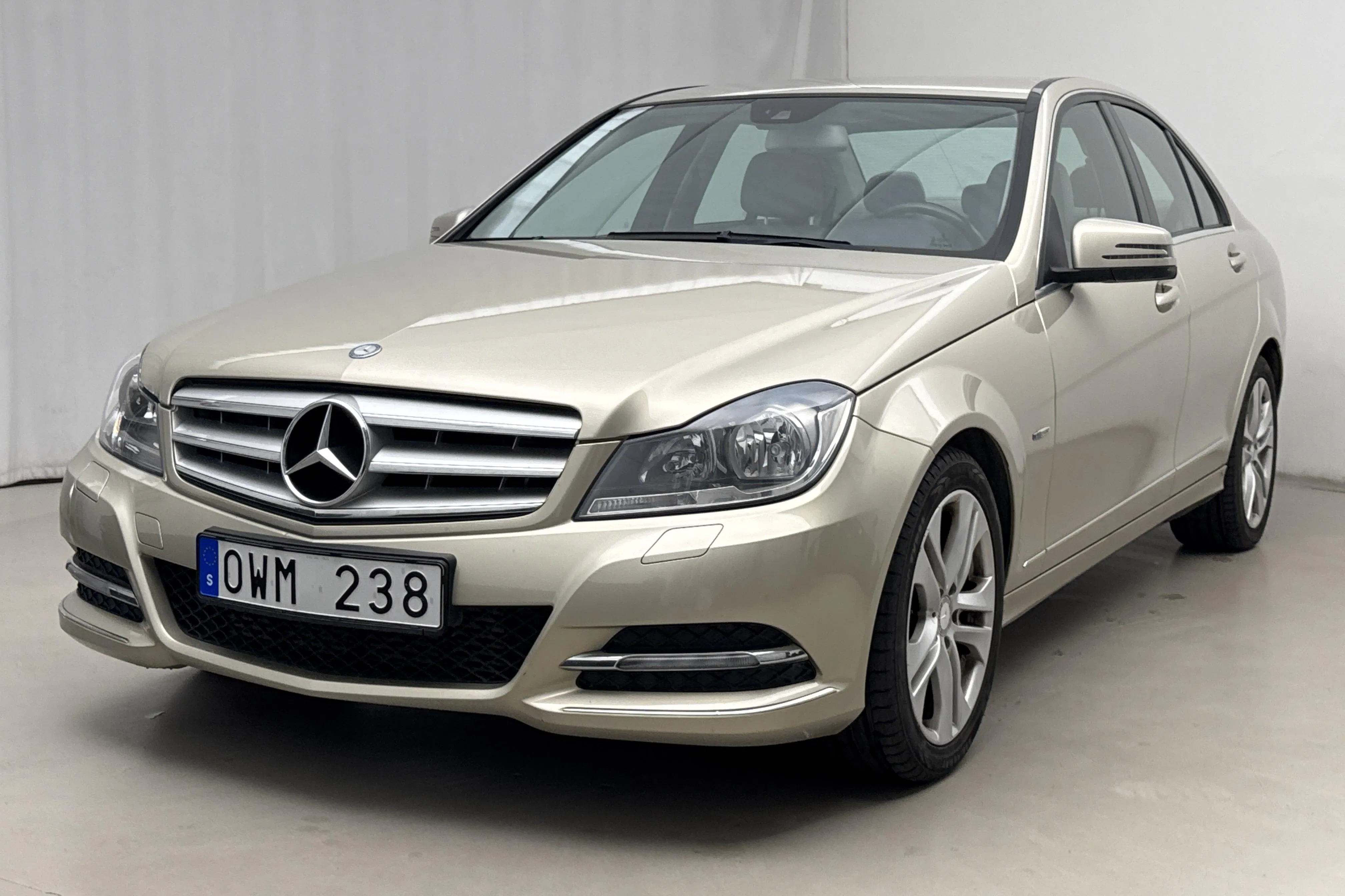 Presentation photo 1 of 17: Mercedes C 180 W204 (156hk) - 127 260 km - Automatic - light brown - 2012