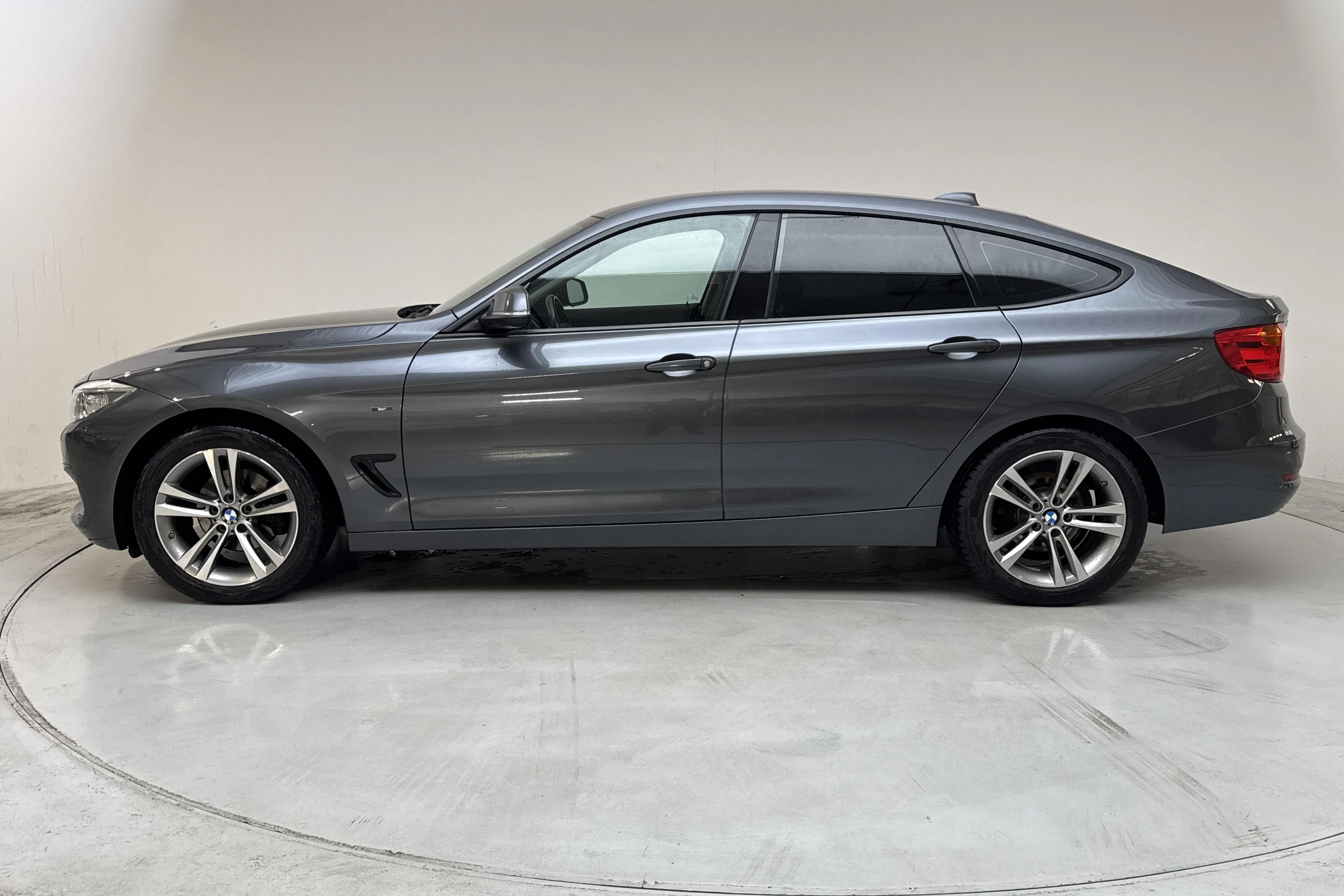 Presentation photo 2 of 13: BMW 320d GT xDrive, F34 (184hk) - 164 540 km - Automatic - gray - 2015
