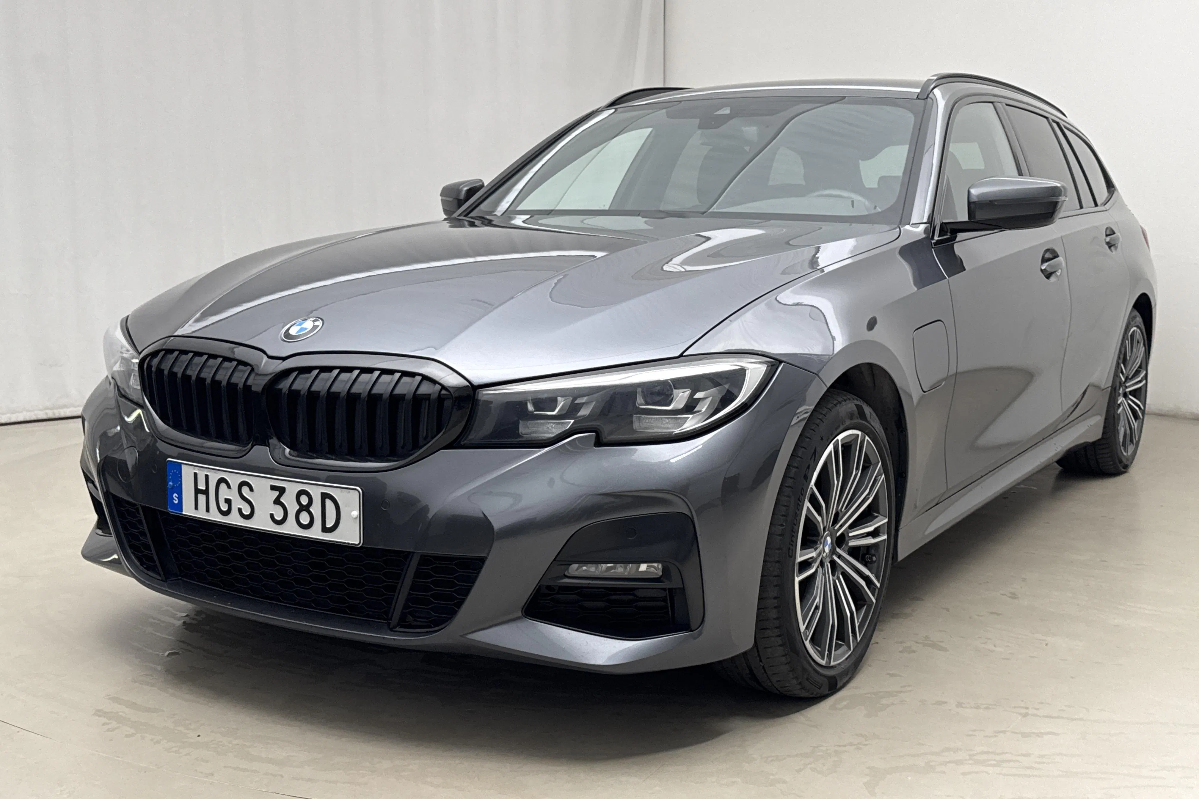 Presentation photo 1 of 19: BMW 330e xDrive Touring, G21 (292hk) - 129 300 km - Automatic - gray - 2021