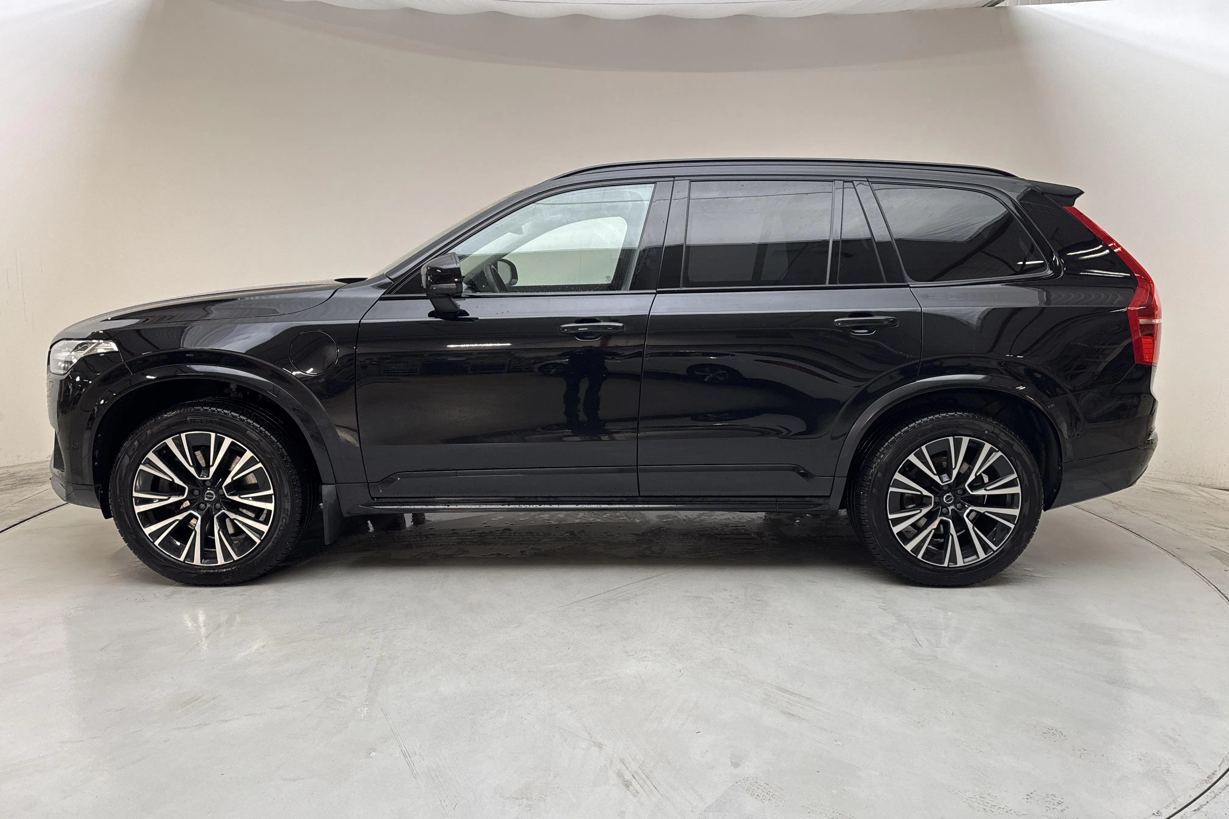 Presentationsfoto 2 av 21: Volvo XC90 T8 AWD Recharge (455hk) - 14 247 mil - Automat - svart - 2023