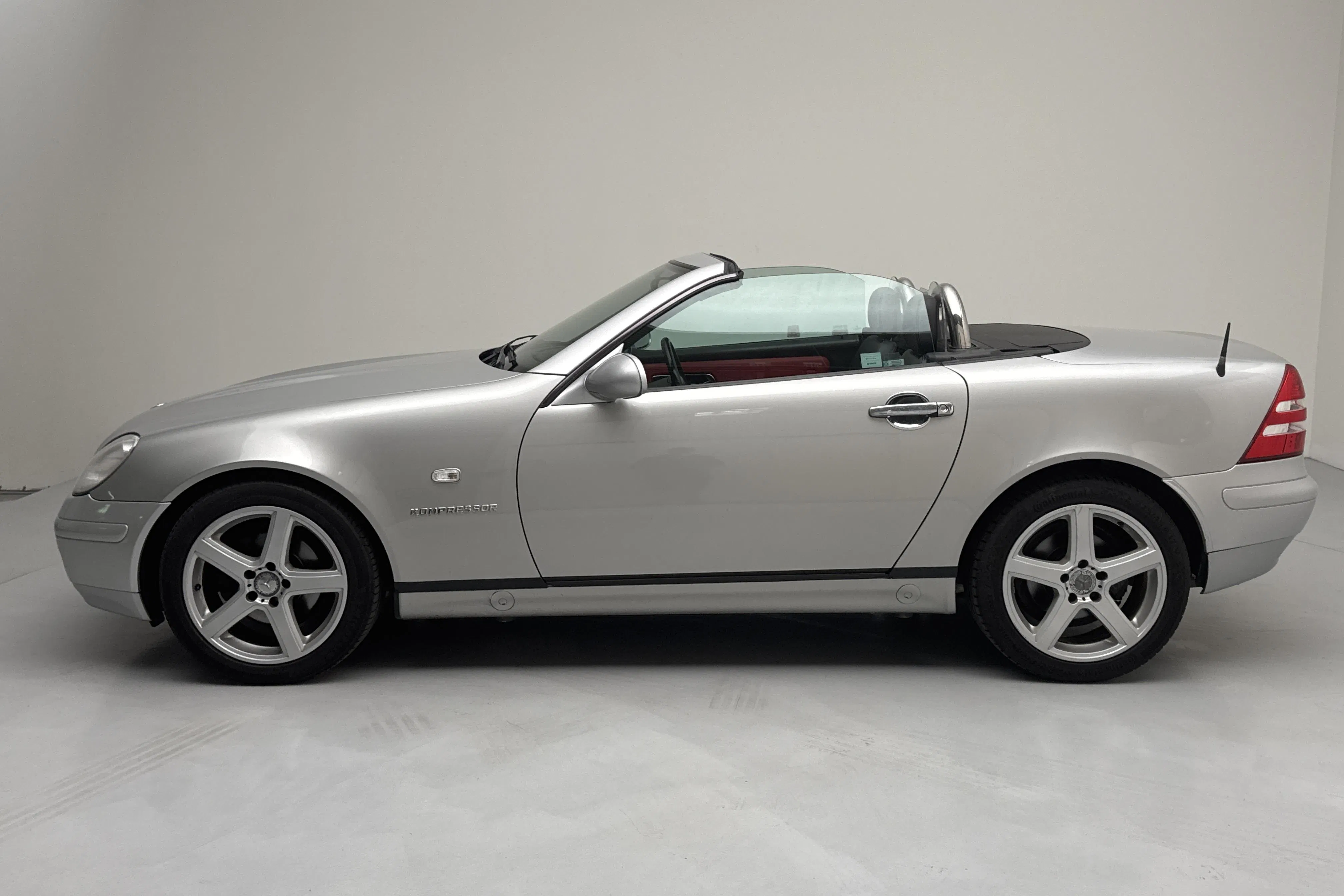 Presentationsfoto 2 av 15: Mercedes SLK 230 Kompressor R170 (193hk) - 17 743 mil - Automat - silver - 1997