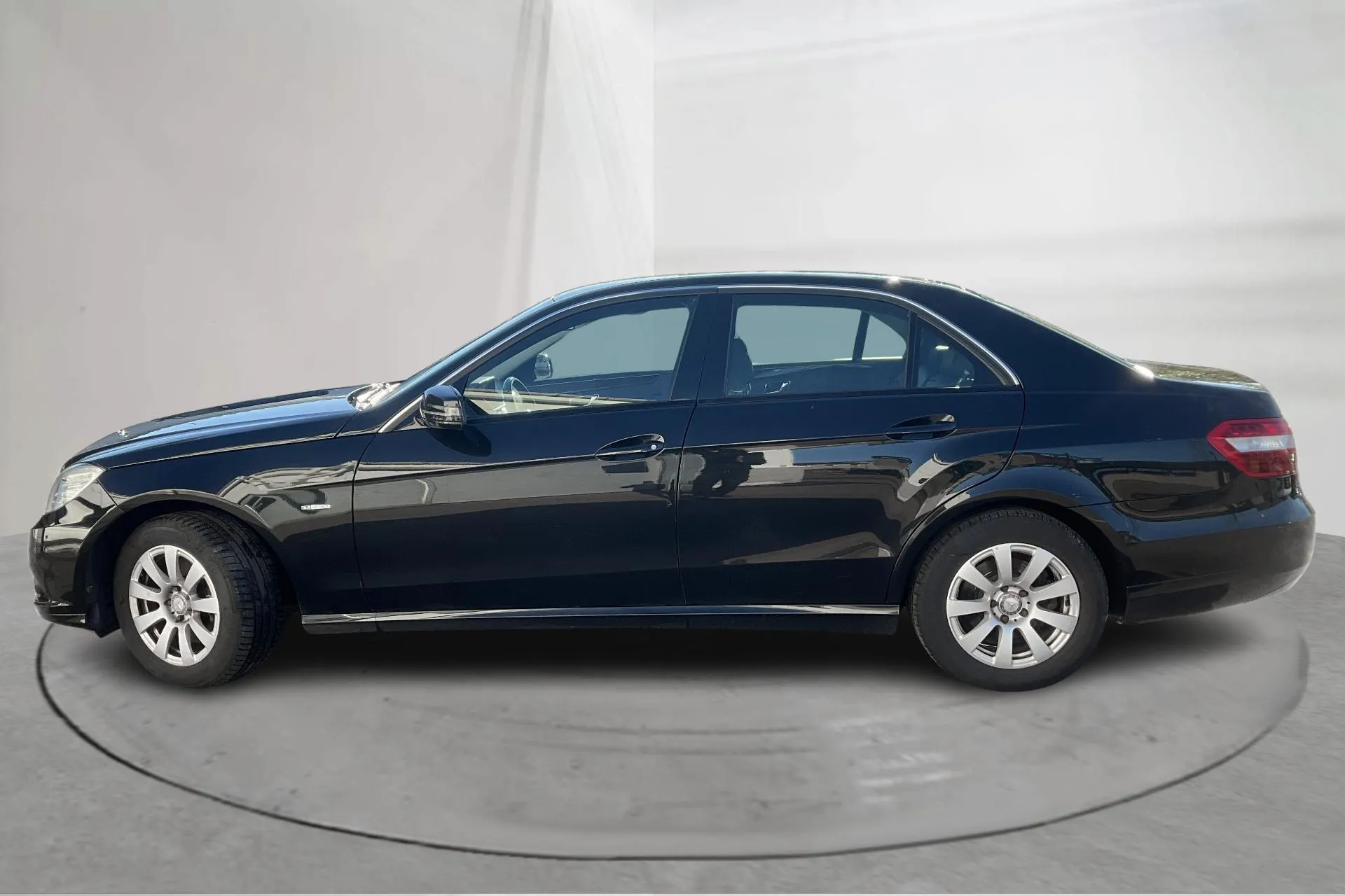 Presentationsfoto 2 av 13: Mercedes E 250 W212 (204hk) - 14 374 mil - Automat - svart - 2010