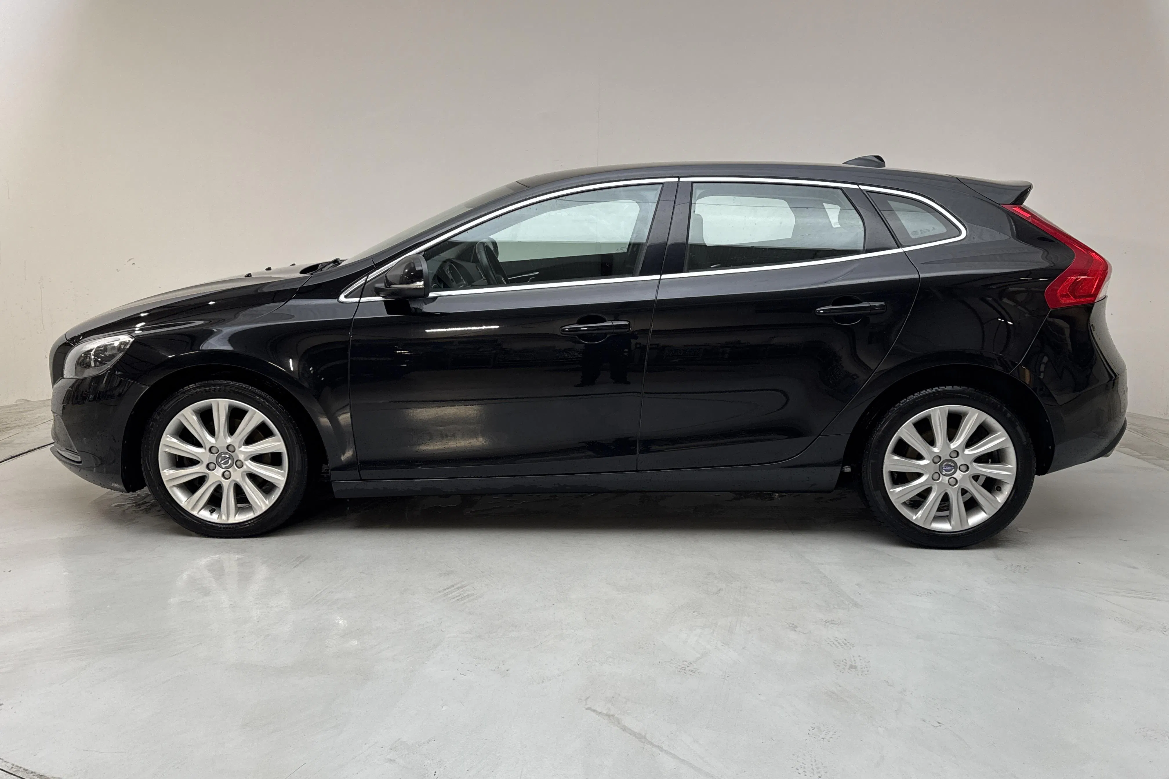 Presentationsfoto 2 av 14: Volvo V40 D3 (150hk) - 15 866 mil - Manuell - svart - 2016