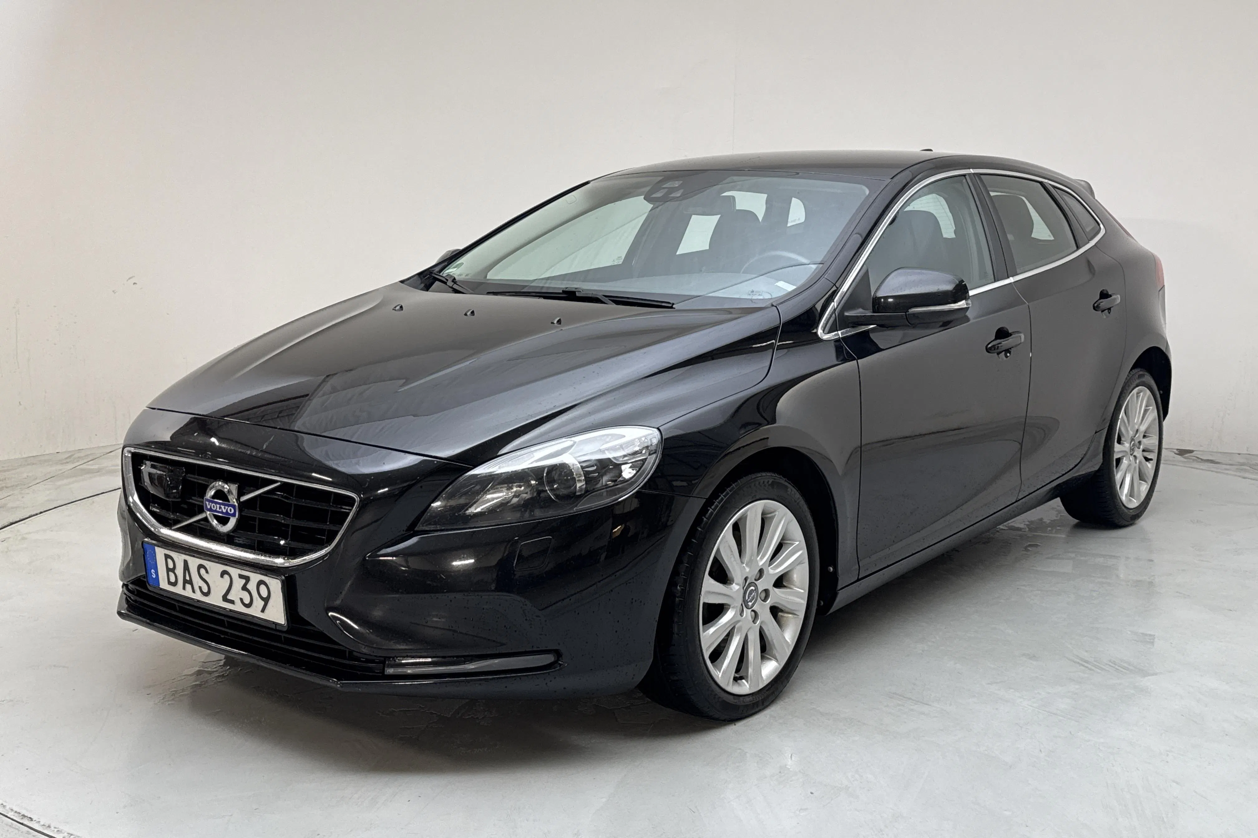 Presentationsfoto 1 av 14: Volvo V40 D3 (150hk) - 15 866 mil - Manuell - svart - 2016