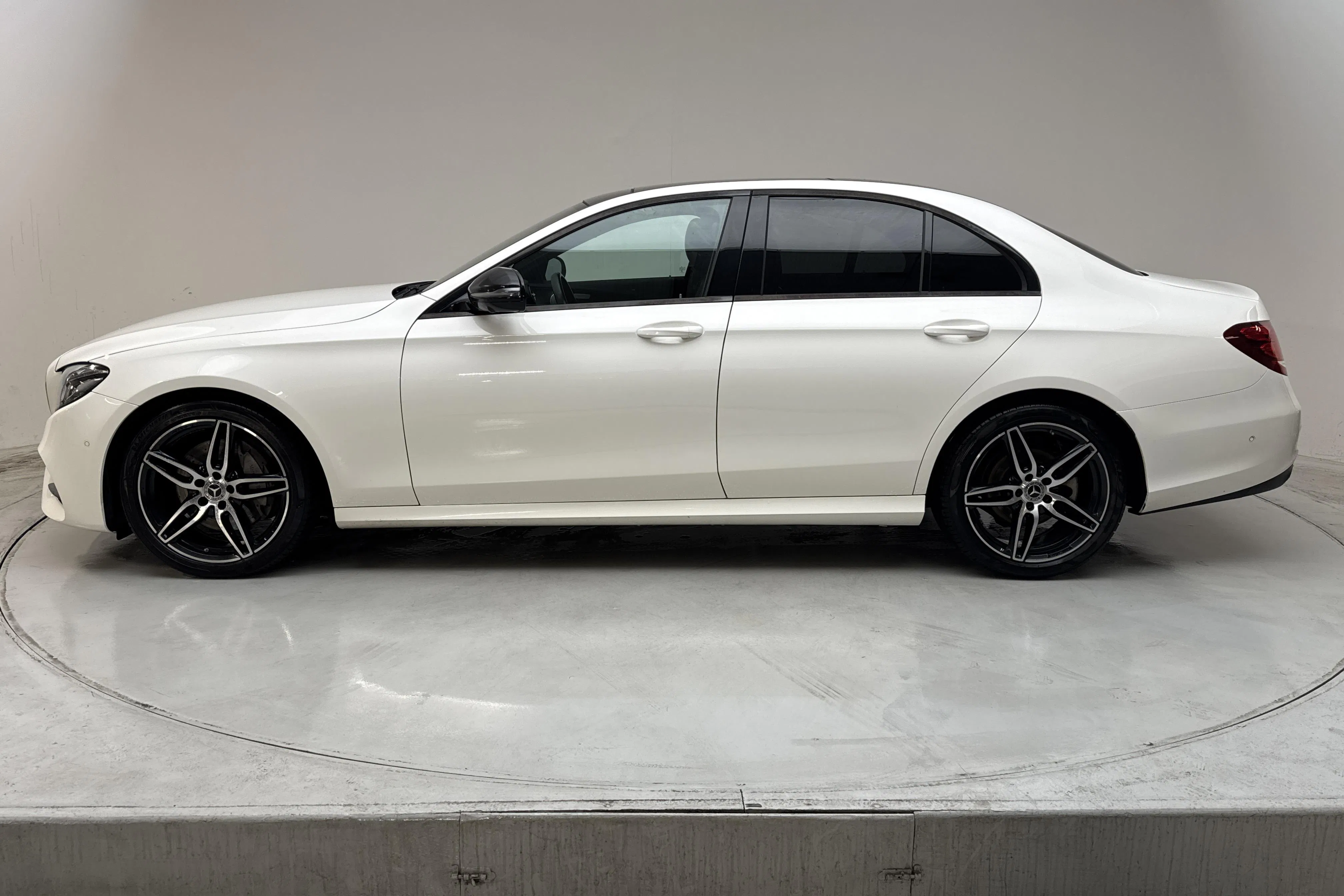 Presentationsfoto 2 av 17: Mercedes E 220 d Sedan W213 (194hk) - 25 992 mil - Automat - vit - 2018