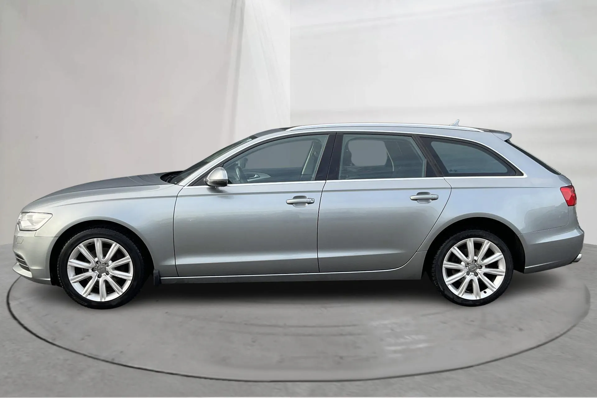 Presentationsfoto 2 av 15: Audi A6 2.0 TDI Avant (177hk) - 17 708 mil - Automat - grå - 2013
