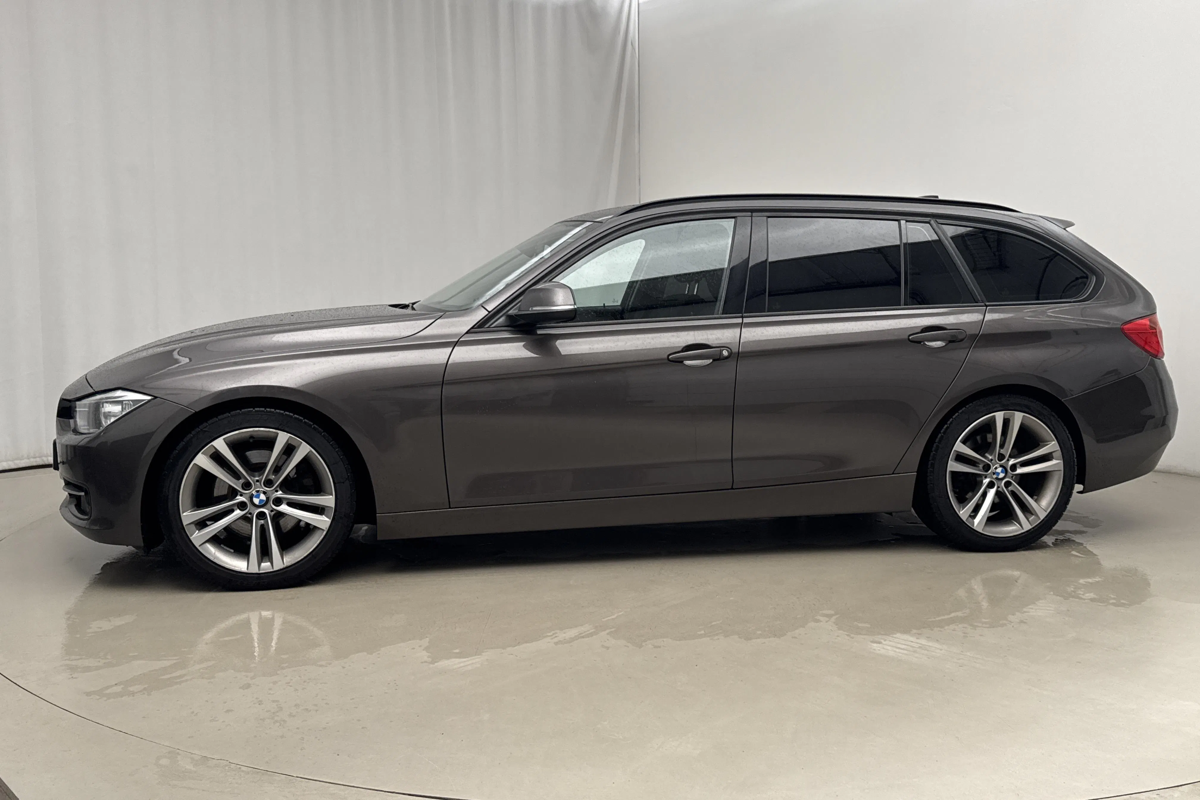 Presentationsfoto 2 av 15: BMW 328i Touring, F31 (245hk) - 18 813 mil - Automat - brun - 2013