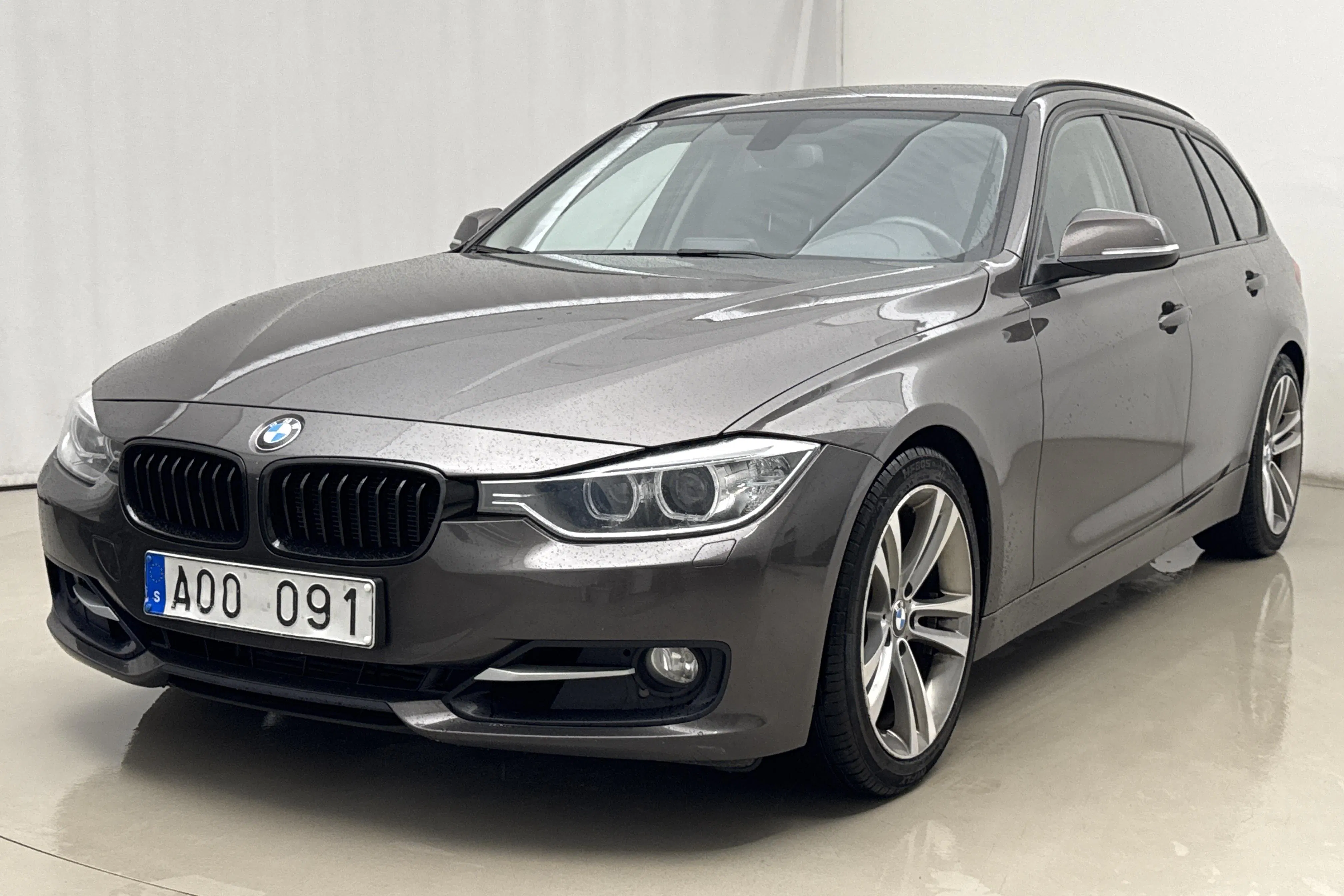 Presentationsfoto 1 av 15: BMW 328i Touring, F31 (245hk) - 18 813 mil - Automat - brun - 2013