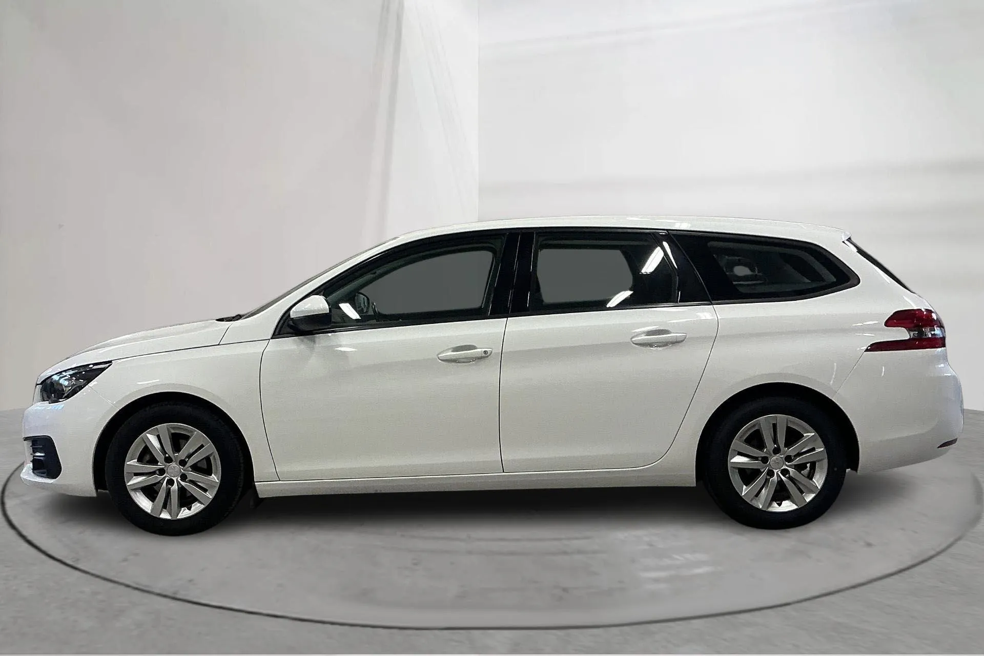 Presentationsfoto 2 av 12: Peugeot 308 SW BlueHDi (100hk) - 10 478 mil - Manuell - 2019