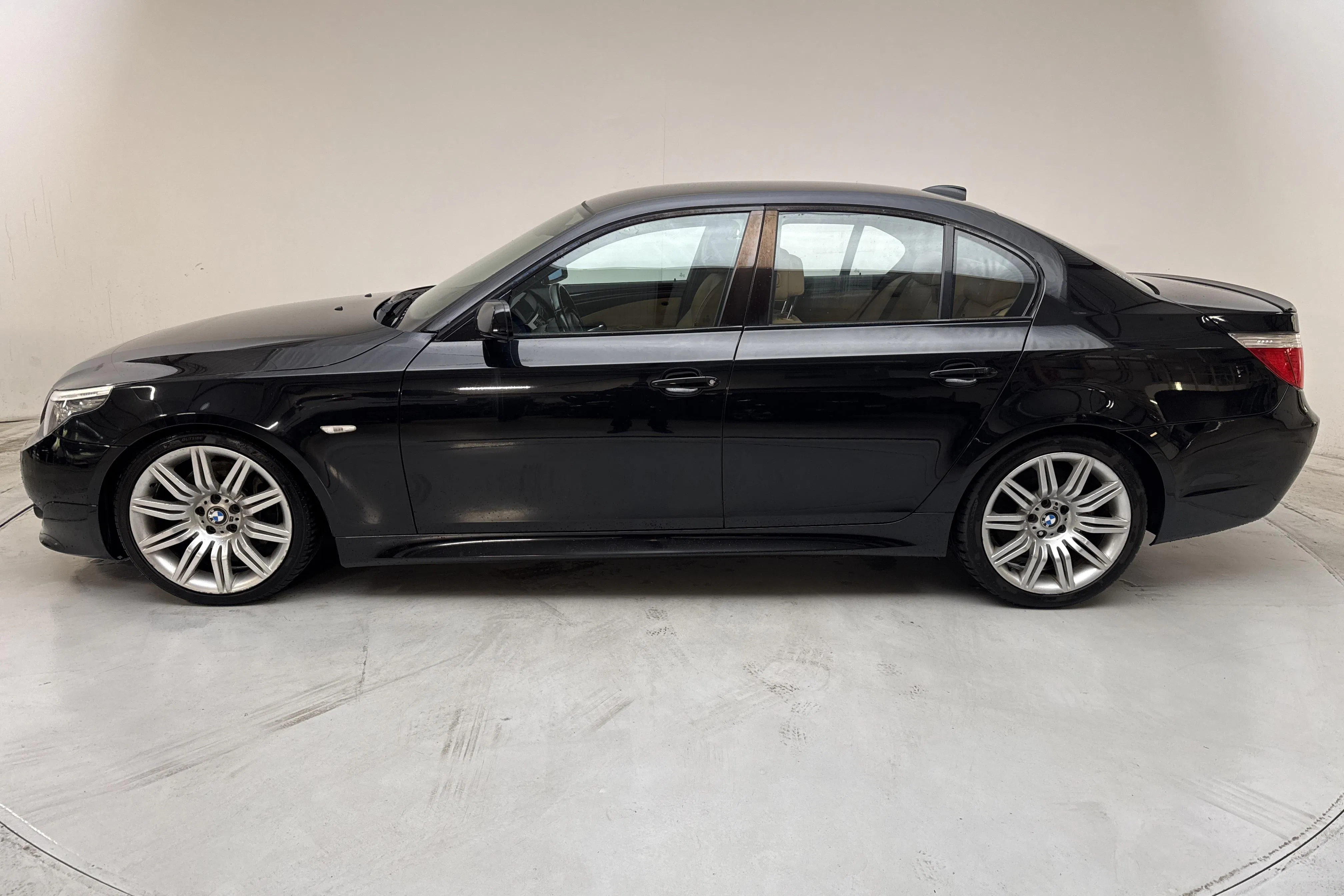 Presentationsfoto 2 av 12: BMW 530i Sedan, E60 (272hk) - 30 025 mil - Manuell - svart - 2008