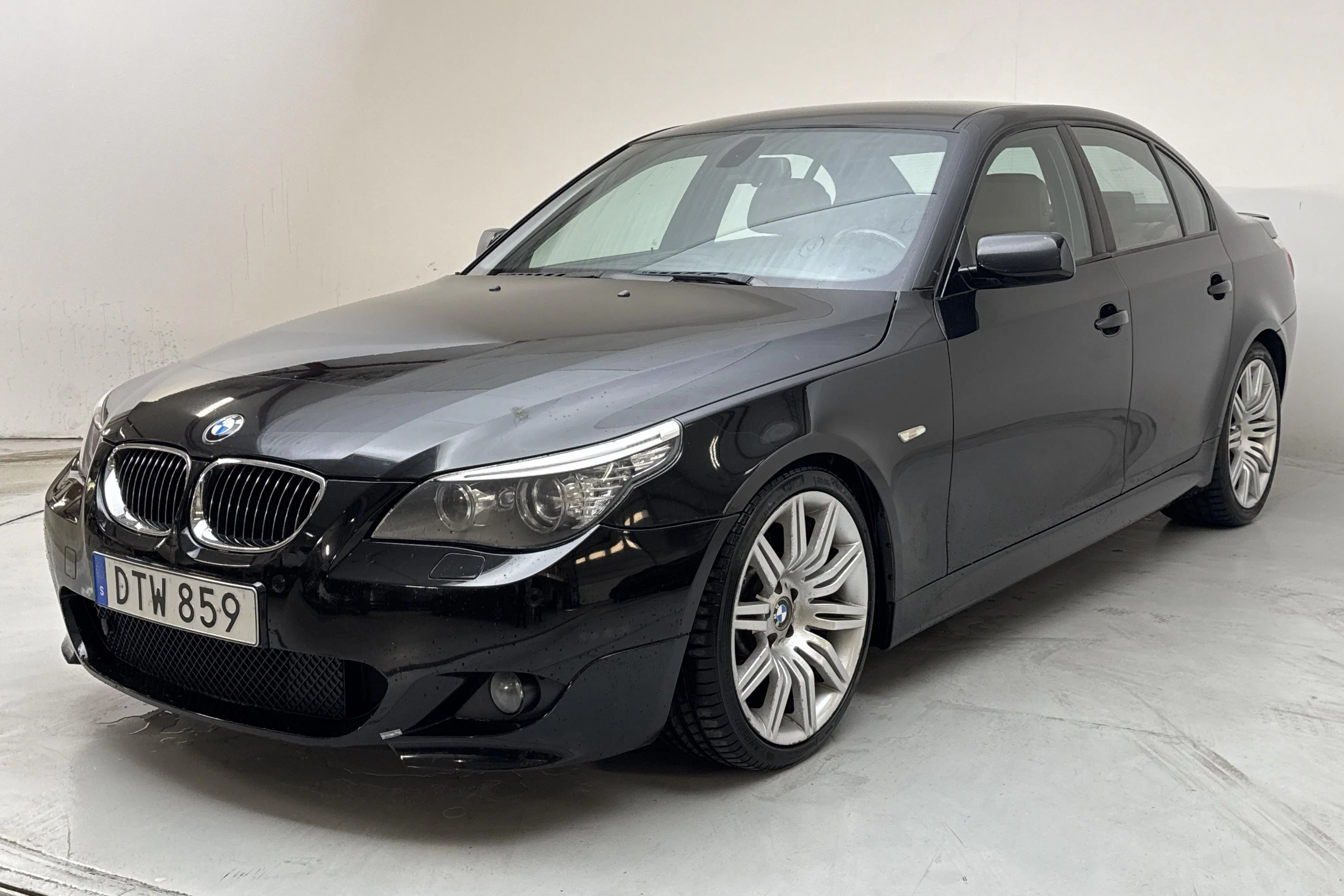 Presentationsfoto 1 av 12: BMW 530i Sedan, E60 (272hk) - 30 025 mil - Manuell - svart - 2008