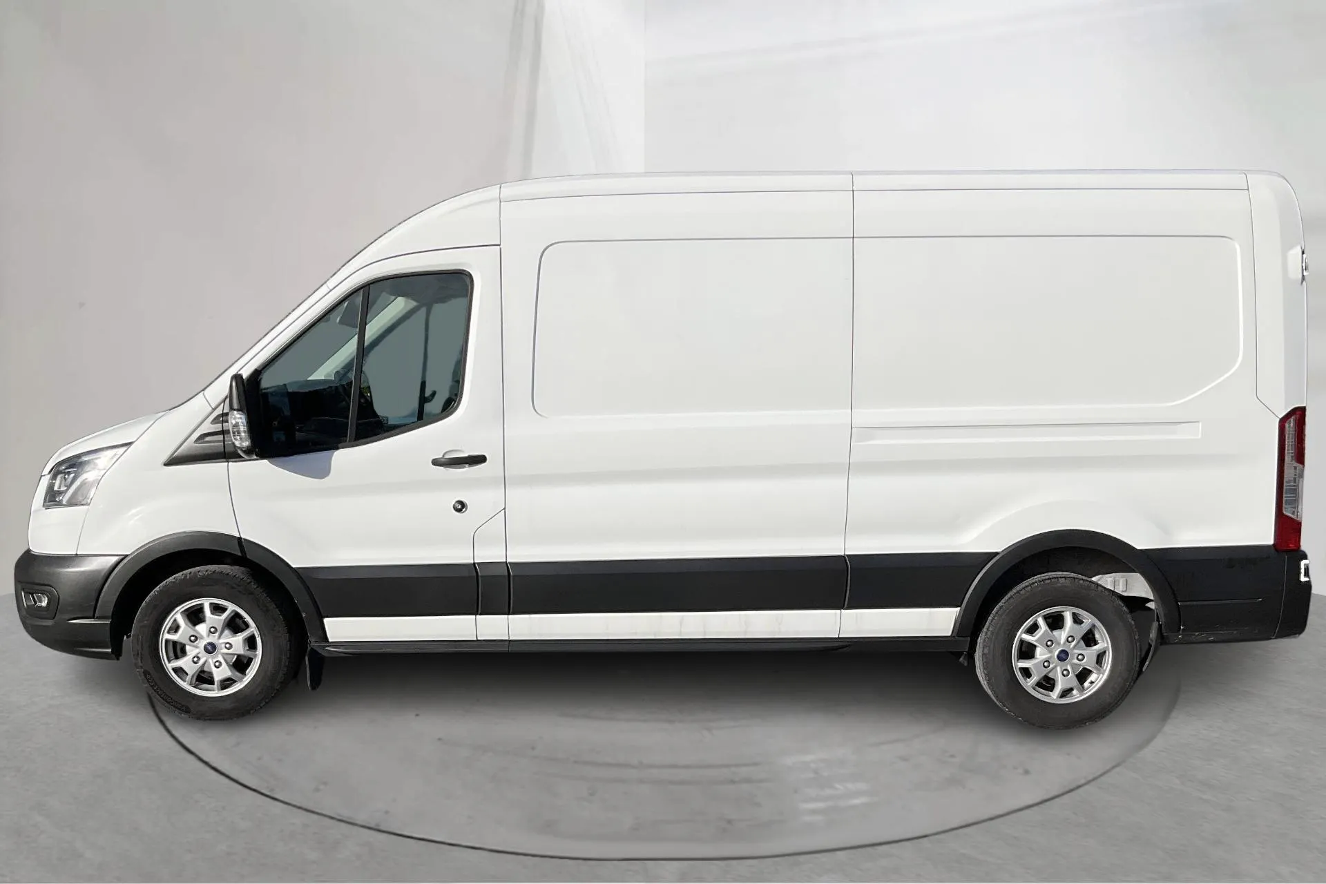 Presentationsfoto 2 av 14: Ford Transit 350 2.0 TDCi 2WD Skåp (170hk) - 17 514 mil - Automat - vit - 2021