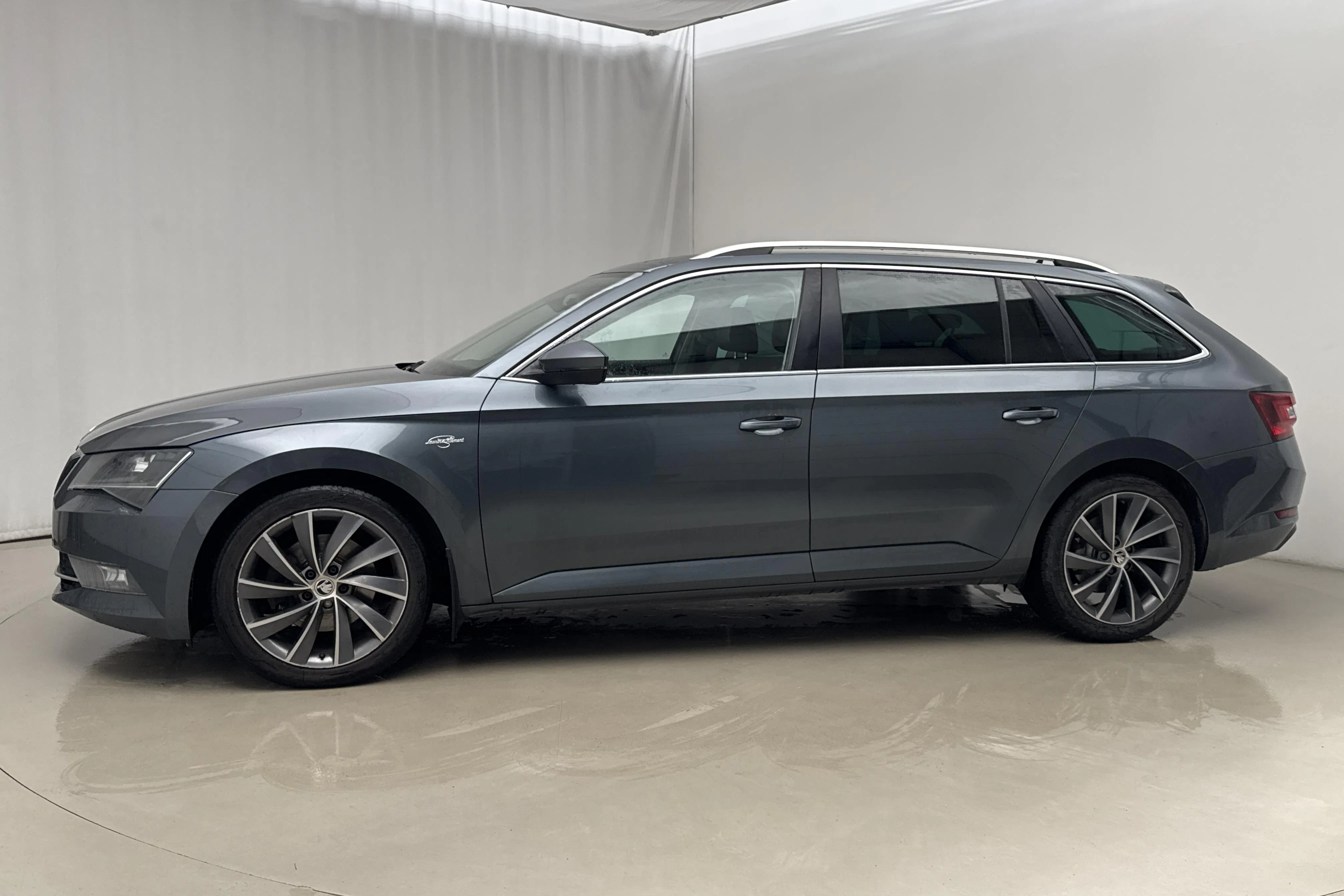 Presentationsfoto 2 av 22: Skoda Superb 2.0 TDI 4x4 Kombi (190hk) - 28 768 mil - Automat - Mörkgrå - 2018