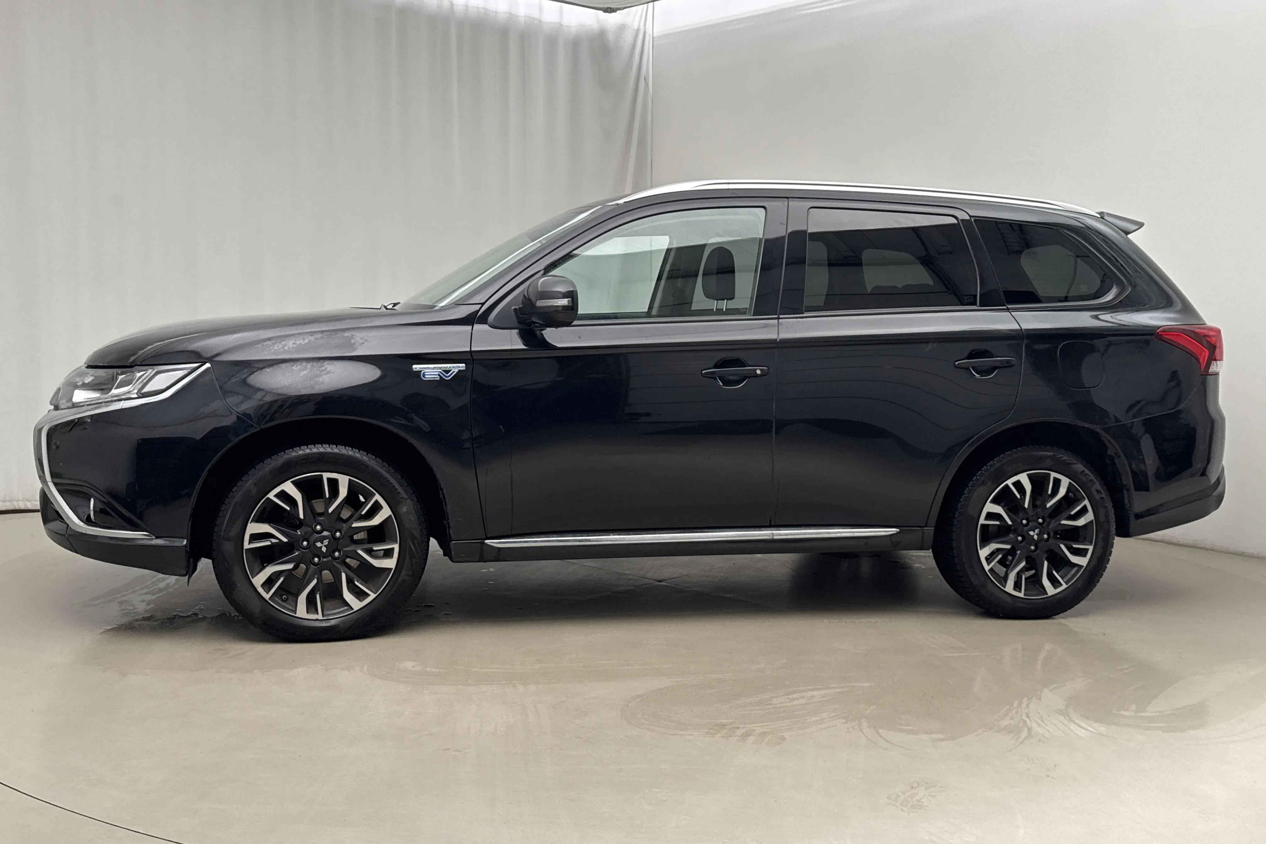 Presentationsfoto 2 av 18: Mitsubishi Outlander 2.0 Plug-in Hybrid 4WD (203hk) - 18 524 mil - Automat - svart - 2017